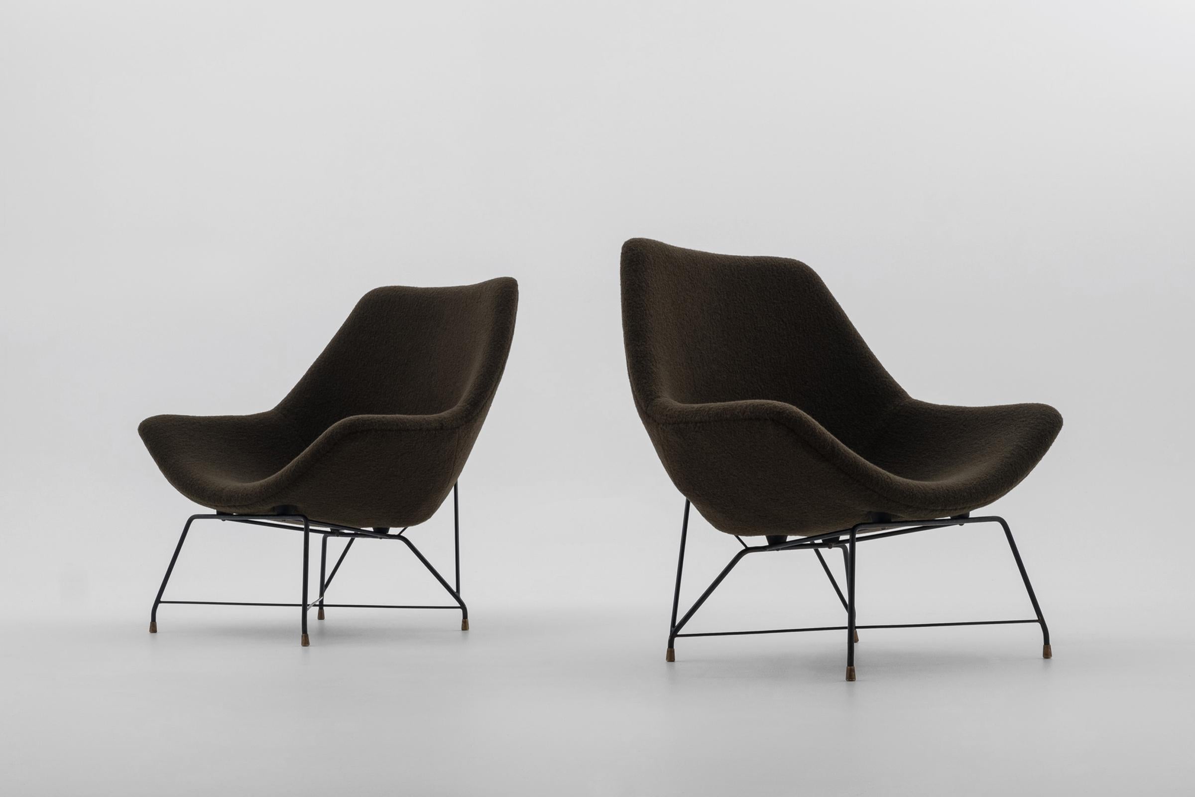 Wonderful pair of Kosmos lounge chairs by Augusto Bozzi for Saporiti, Italy 1956. Minimal black wire frames with chic brass details. The chairs are reupholstered in a high quality dark green woolen bouclette by Élitis. Highly comfortable.
In an