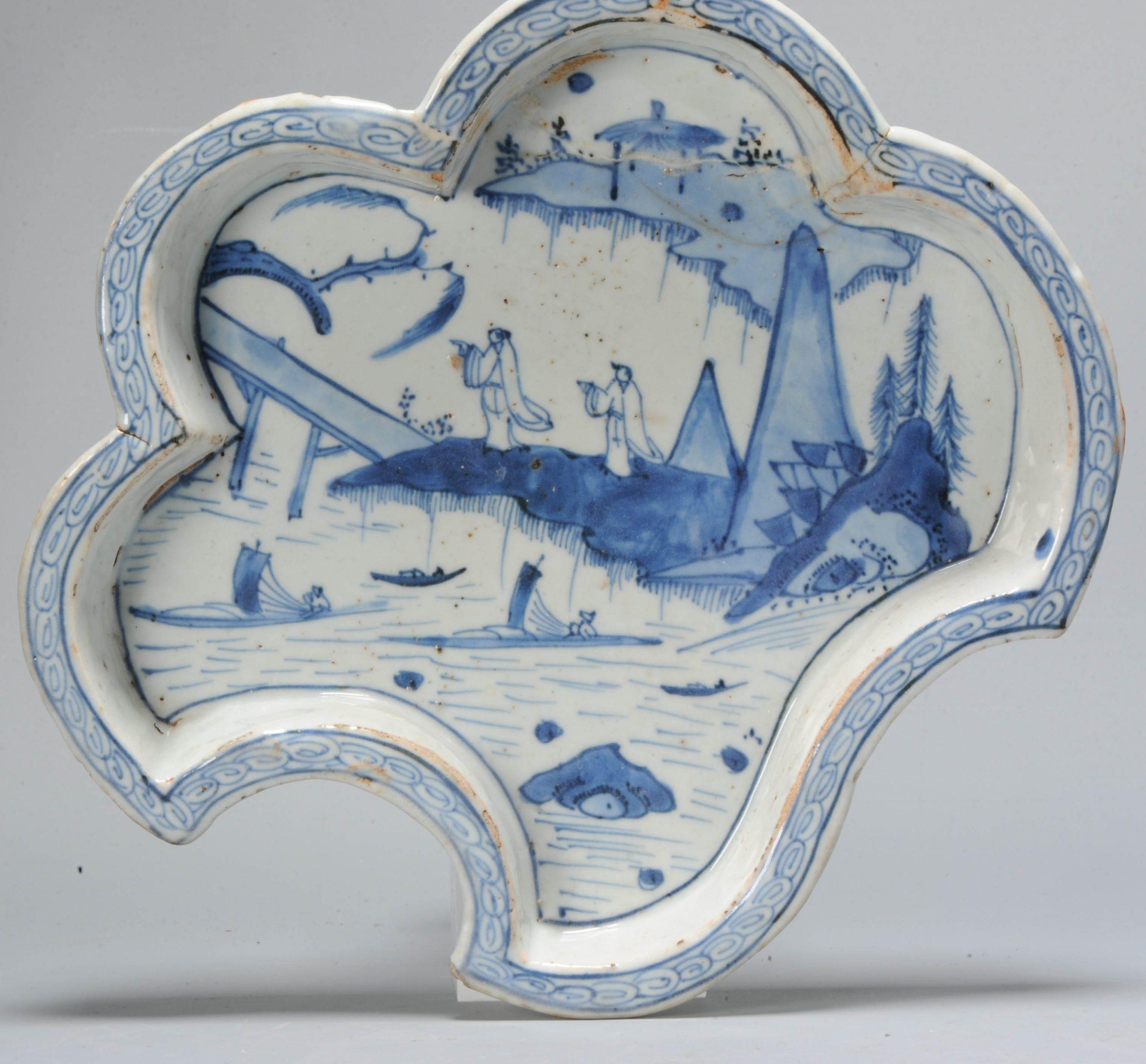 Magnifique plat de service en bleu et blanc avec une scène de paysage typique de la période Ming. La forme de cette pièce est très inhabituelle, nous avons trouvé des plats de service de la même période dans toutes sortes de formes (voir photos)