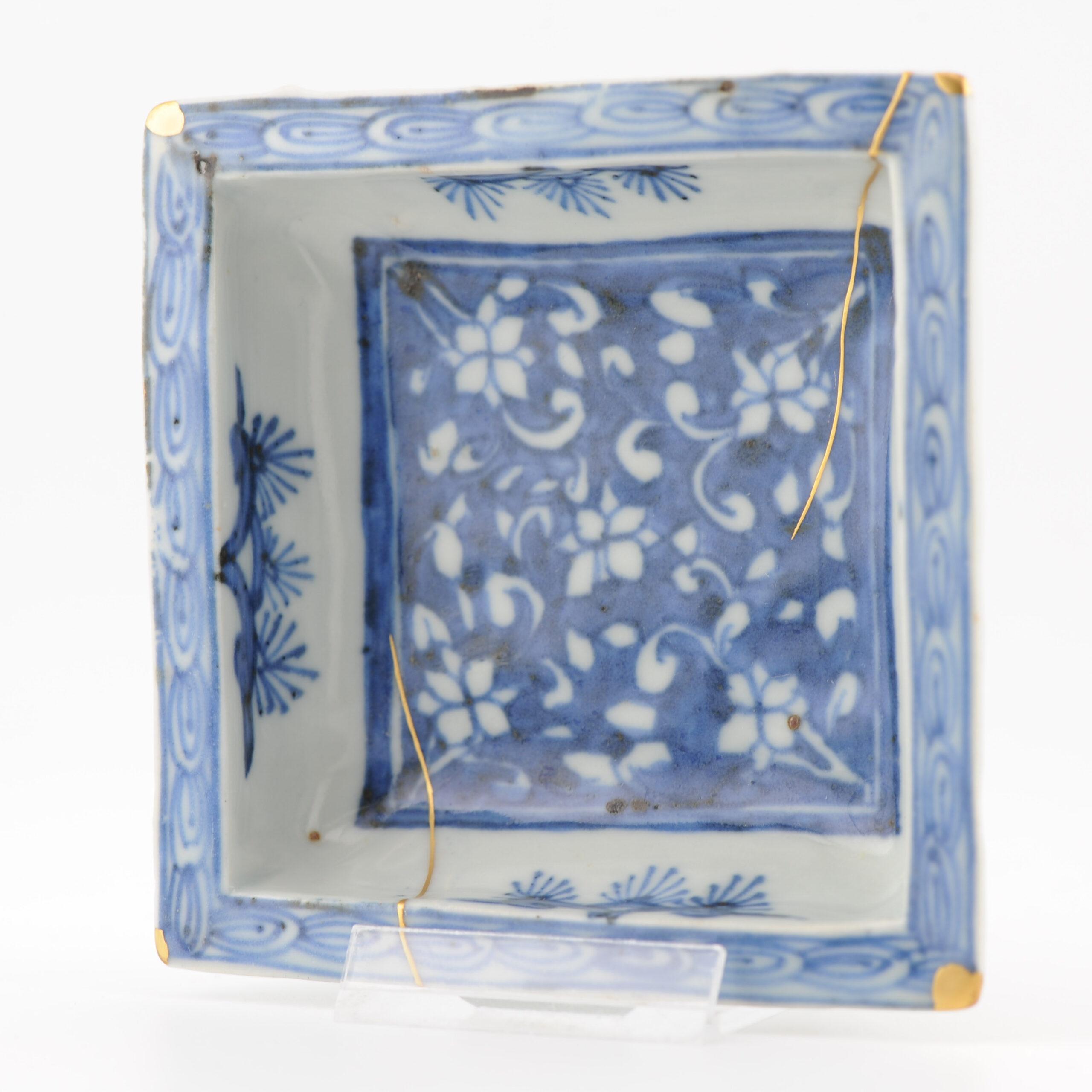 Beautiful serving dish in blue and white with central a reverse decorated floral lotus scene, the walls with branches and the border with geometric design.
The base has a six character Chenghua mark.

Similar dishes can be found in the literature,