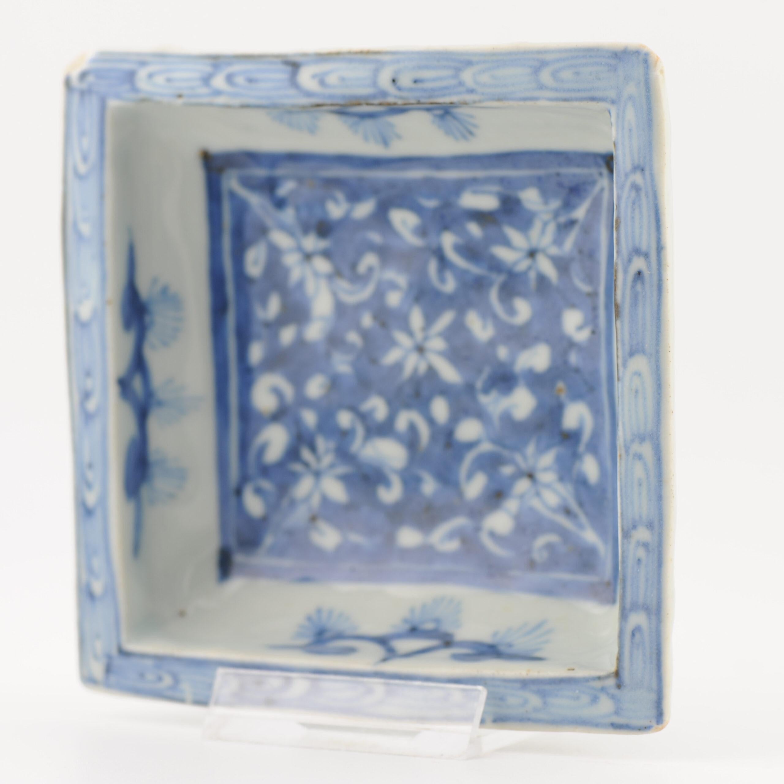 Beautiful serving dish in blue and white with central a reverse decorated floral lotus scene, the walls with branches and the border with geometric design.
The base has a six character Chenghua mark.

Similar dishes can be found in the literature,
