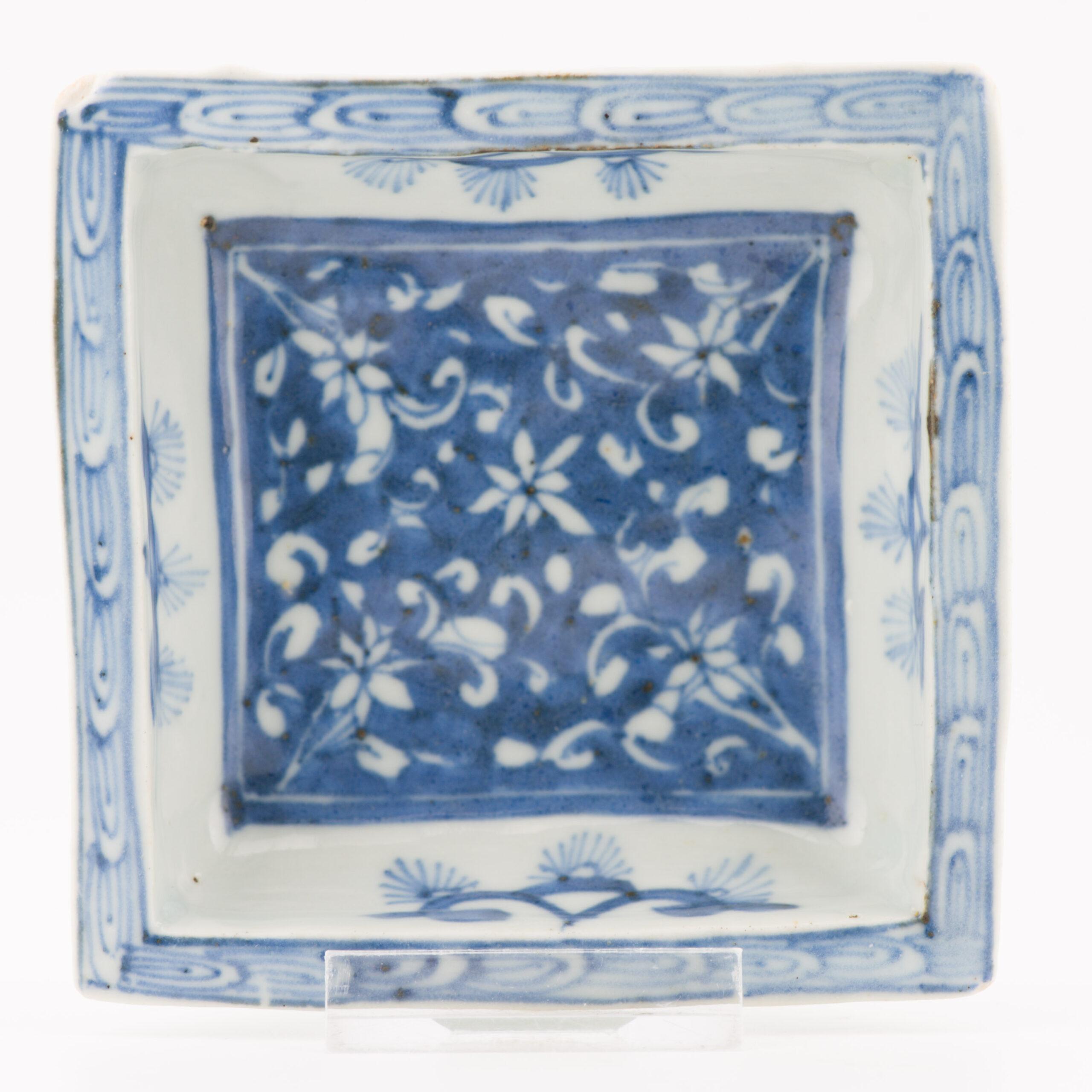 18th Century and Earlier Kosometsuke Antique Chinese Porcelain 17c Ming Dynasty serving dish LOTUS