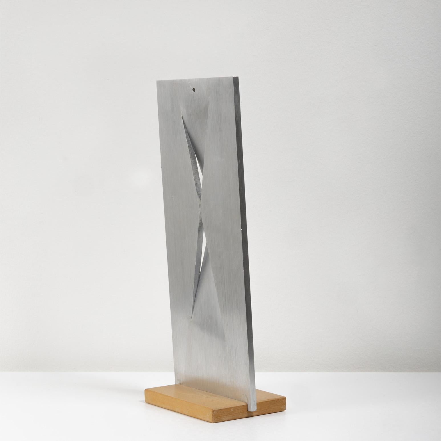 Istorzo - Gris Abstract Sculpture par Kosso Eloul