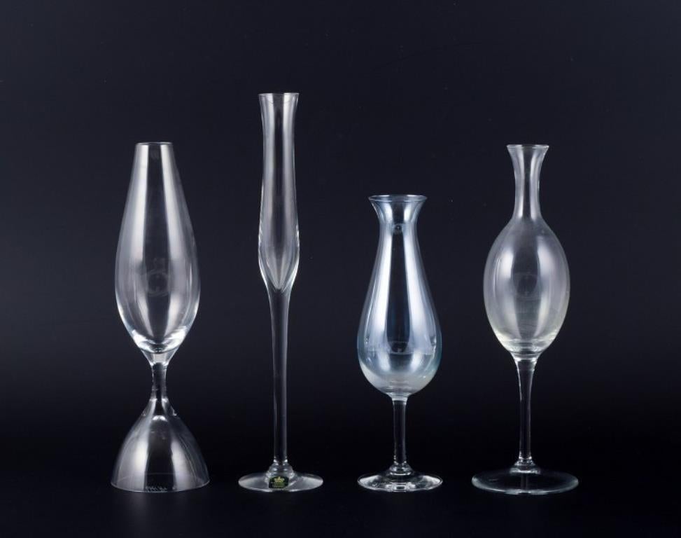 Kosta Boda und mehrere andere schwedische Glashütten. 
Satz von vier hohen mundgeblasenen Gläsern.
Klares Glas. Stilvolles skandinavisches Design.
Teilweise signiert und mit Label.
Perfekter Zustand.
Höchste Höhe: 28,9 cm.