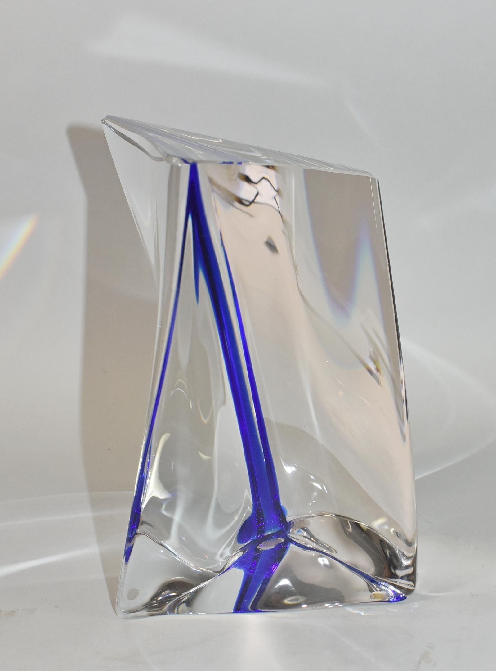 Questa scultura in vetro artistico è stata realizzata da Ann Wolff (1937) per gli Studi Kosta Boda. Anne Wolff è una scultrice tedesca di vetro artistico considerata una delle fondatrici del Movimento Internazionale dello Studio Glass. Questa