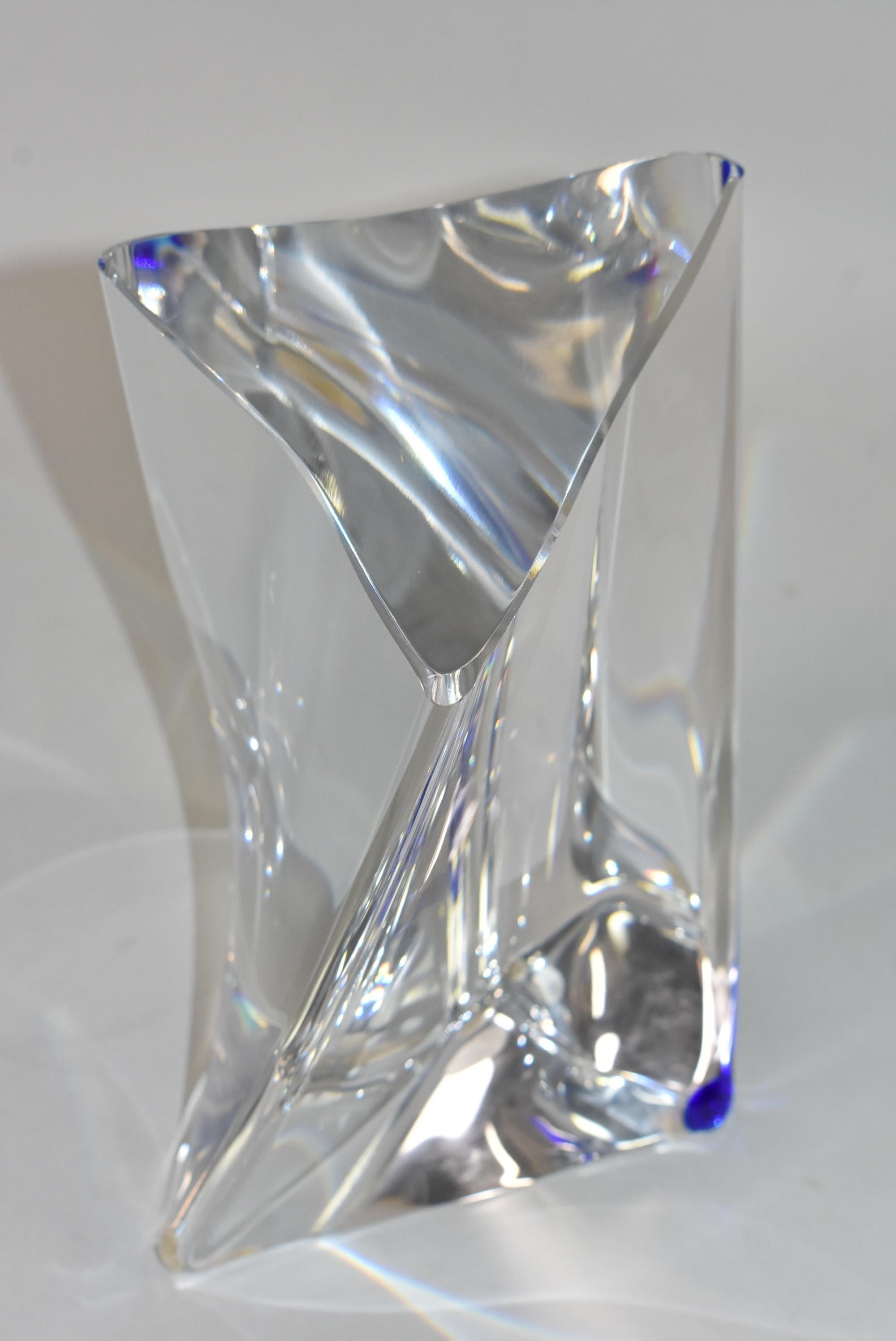 Vetro artistico Scultura in vetro artistico di Kosta Boda Ann Walff, trasparente con blu in vendita