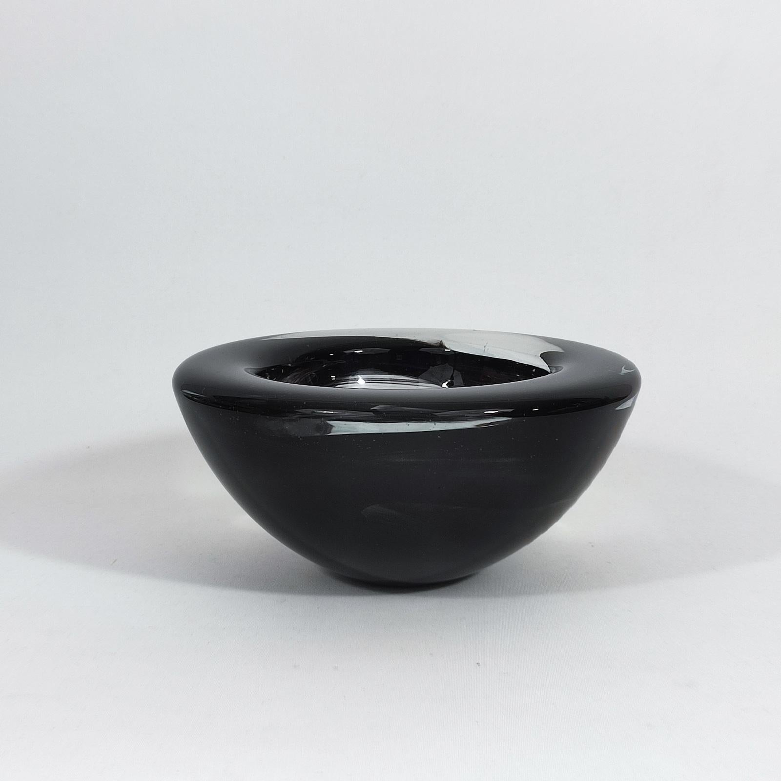 Scandinave moderne Kosta Boda Grand bol noir Design/One Anna Ehrner en vente