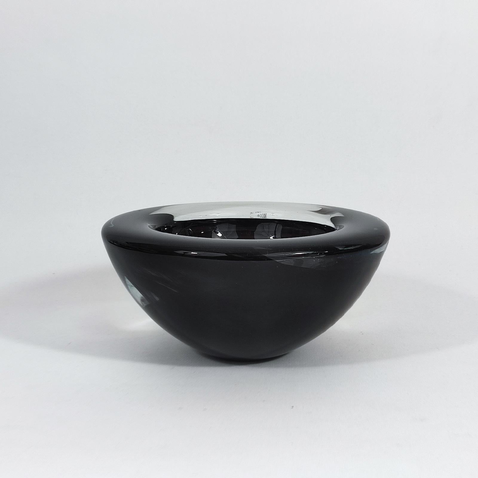 Suédois Kosta Boda Grand bol noir Design/One Anna Ehrner en vente