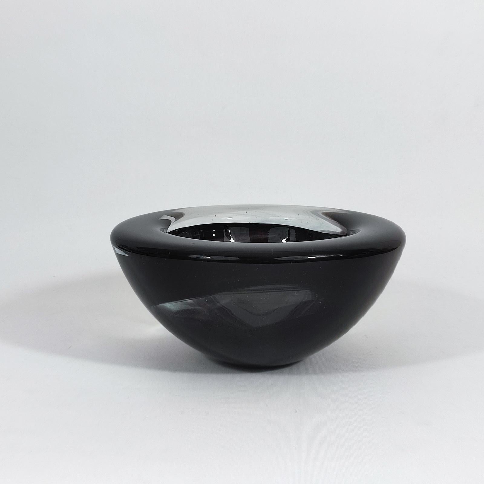 Kosta Boda Grand bol noir Design/One Anna Ehrner Excellent état - En vente à Bochum, NRW