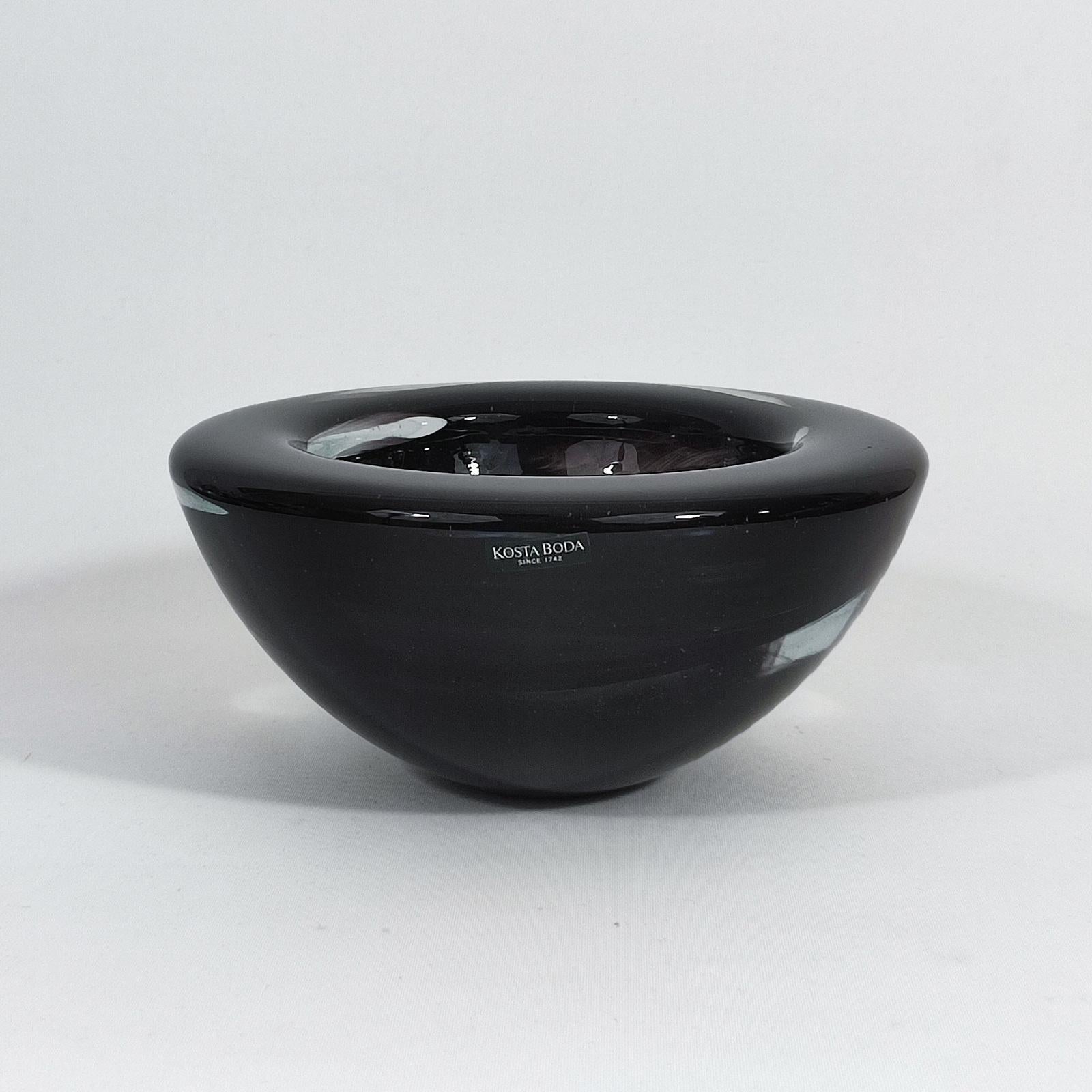 Fin du 20e siècle Kosta Boda Grand bol noir Design/One Anna Ehrner en vente