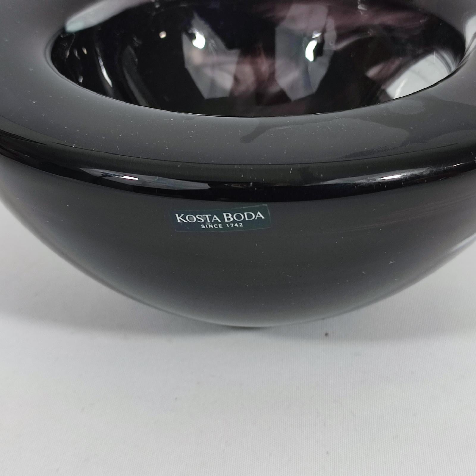 Verre brun Kosta Boda Grand bol noir Design/One Anna Ehrner en vente