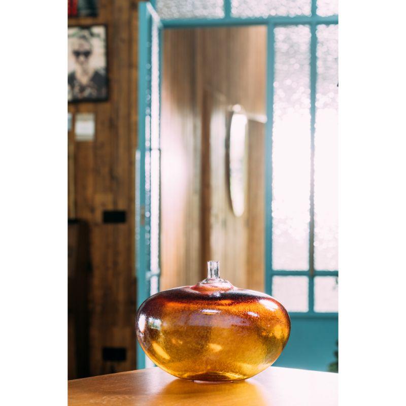 Beans is a creation by the renowned glass artist Bertil Vallien as an homage to the icon of Swedish glass design, Ingeborg Lundin. The collection is inspired by her well-known glass object – the Apple, designed in the 50s. Beans is handmade at Kosta