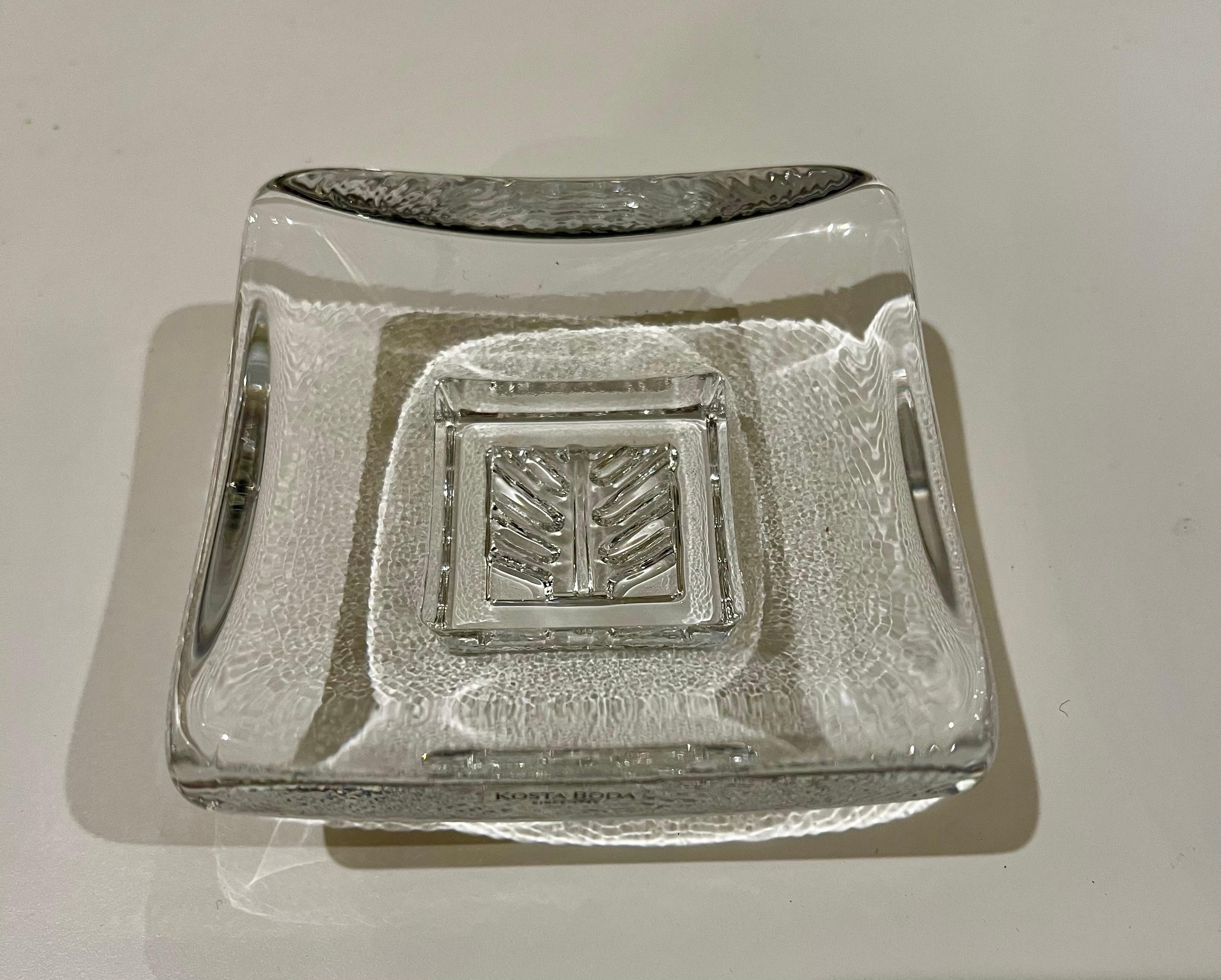 Hermoso cristal grueso transparente con diseño candy dish tazón bajo, circa 1970's excelente estado deisgn por Bertil Vallien para Kosta Boda.Suecia.