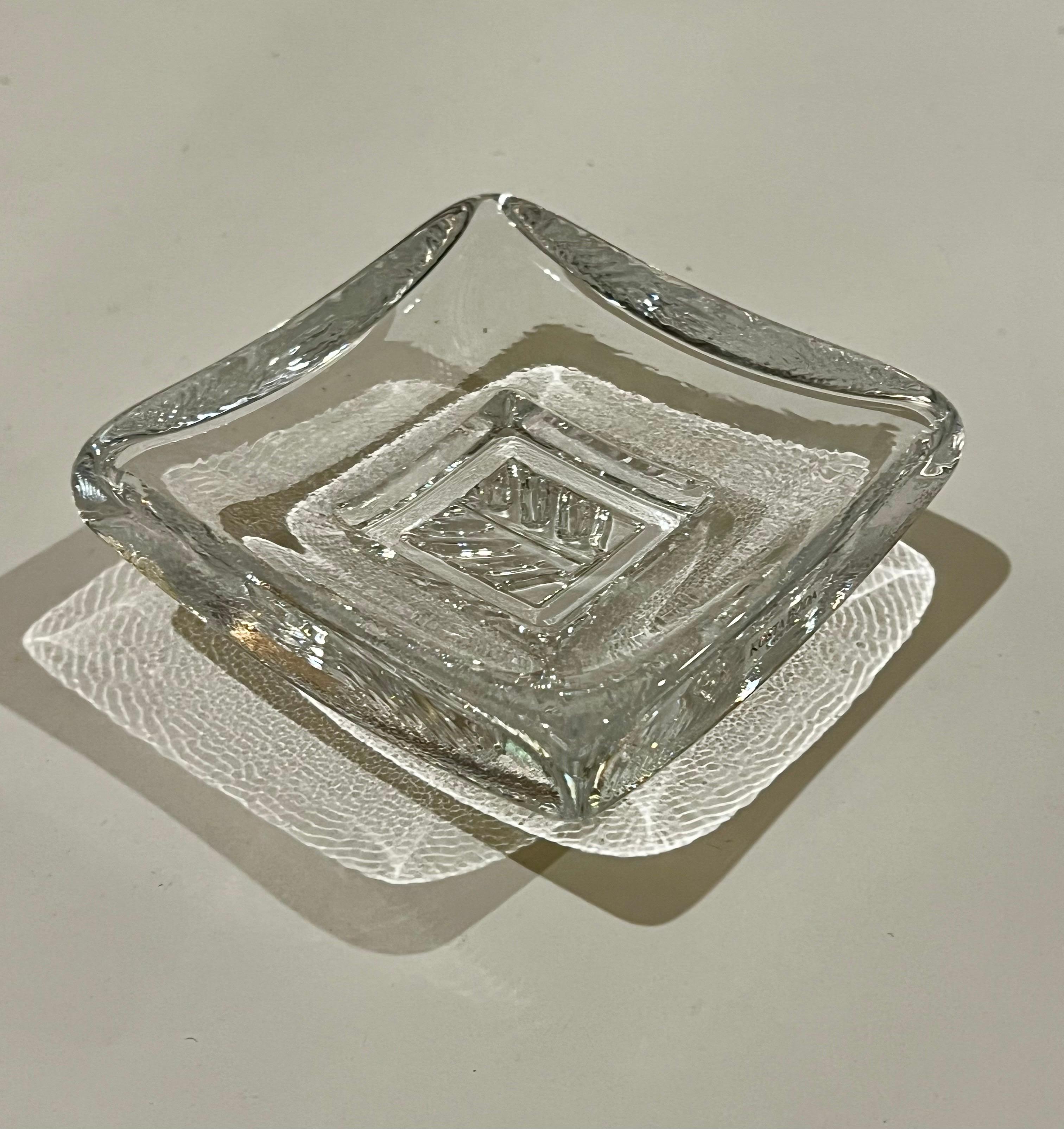 Kosta Boda Bertil Vallien Plato de cristal serie Día de Suecia T1210 Escandinavo moderno en venta