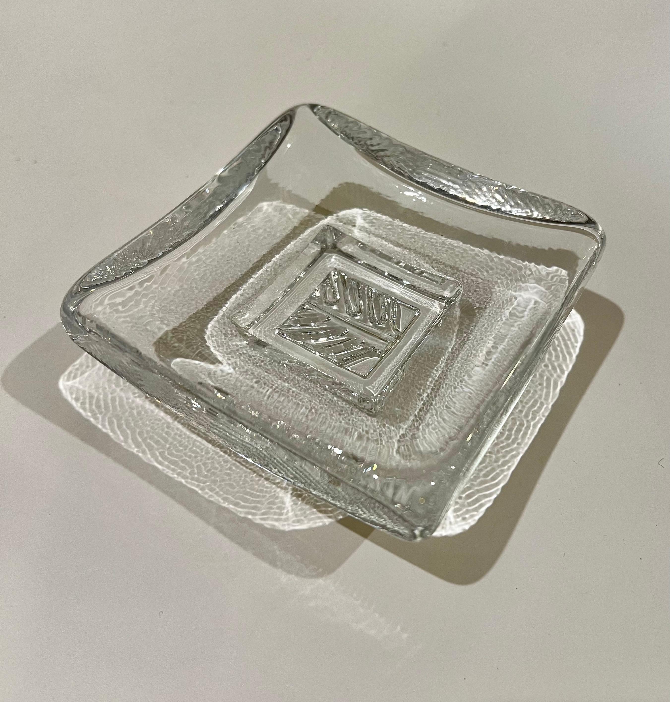 Kosta Boda Bertil Vallien Plato de cristal serie Día de Suecia T1210 siglo XX en venta