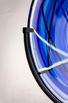 Kosta Boda Blaue Kunstglasplatte auf Metallständer, skandinavisch modern