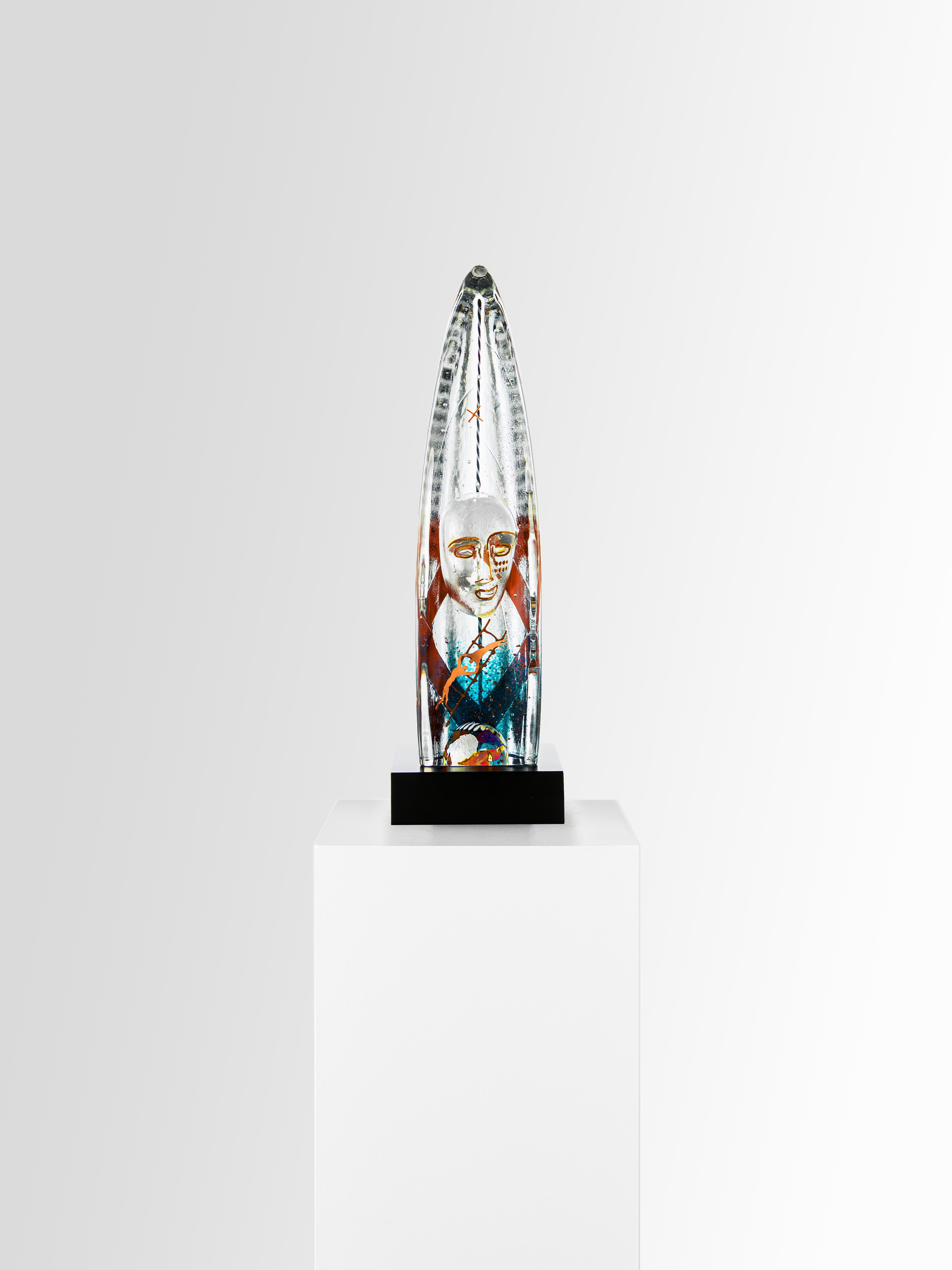 Vertical Journey è una creazione del famoso artista svedese del vetro Bertil Vallien che vede la barca come simbolo di libertà e solitudine. La barca è diventata una delle sue firme principali, ricreata in diverse dimensioni e forme. Vertical