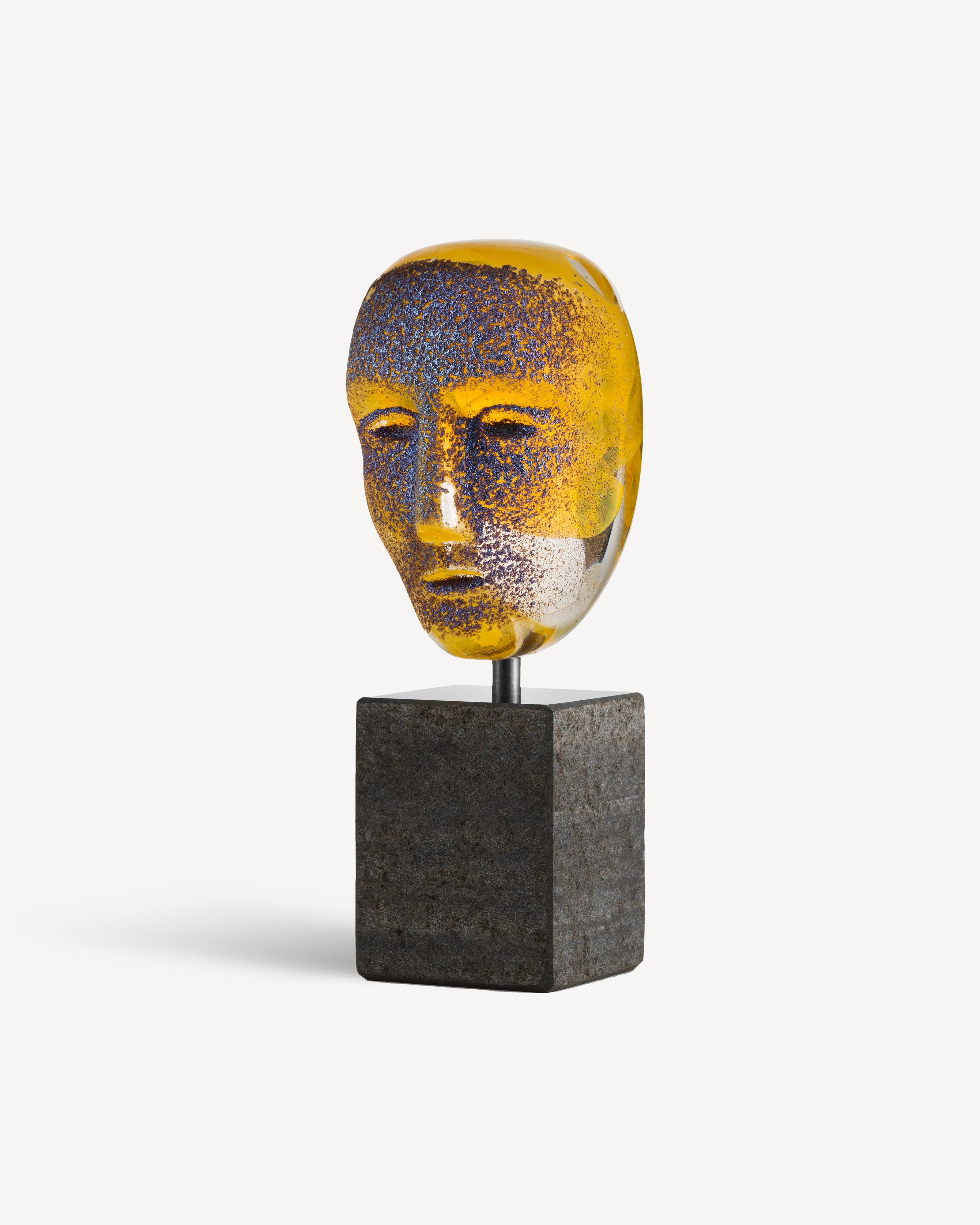 In the eighties, Swedish glass artist Bertil Vallien created the first Brains – the head, which has become one of his most prominent symbols. Since then, he has made a variety of ‘individuals’ and new expressions that he views as meditative