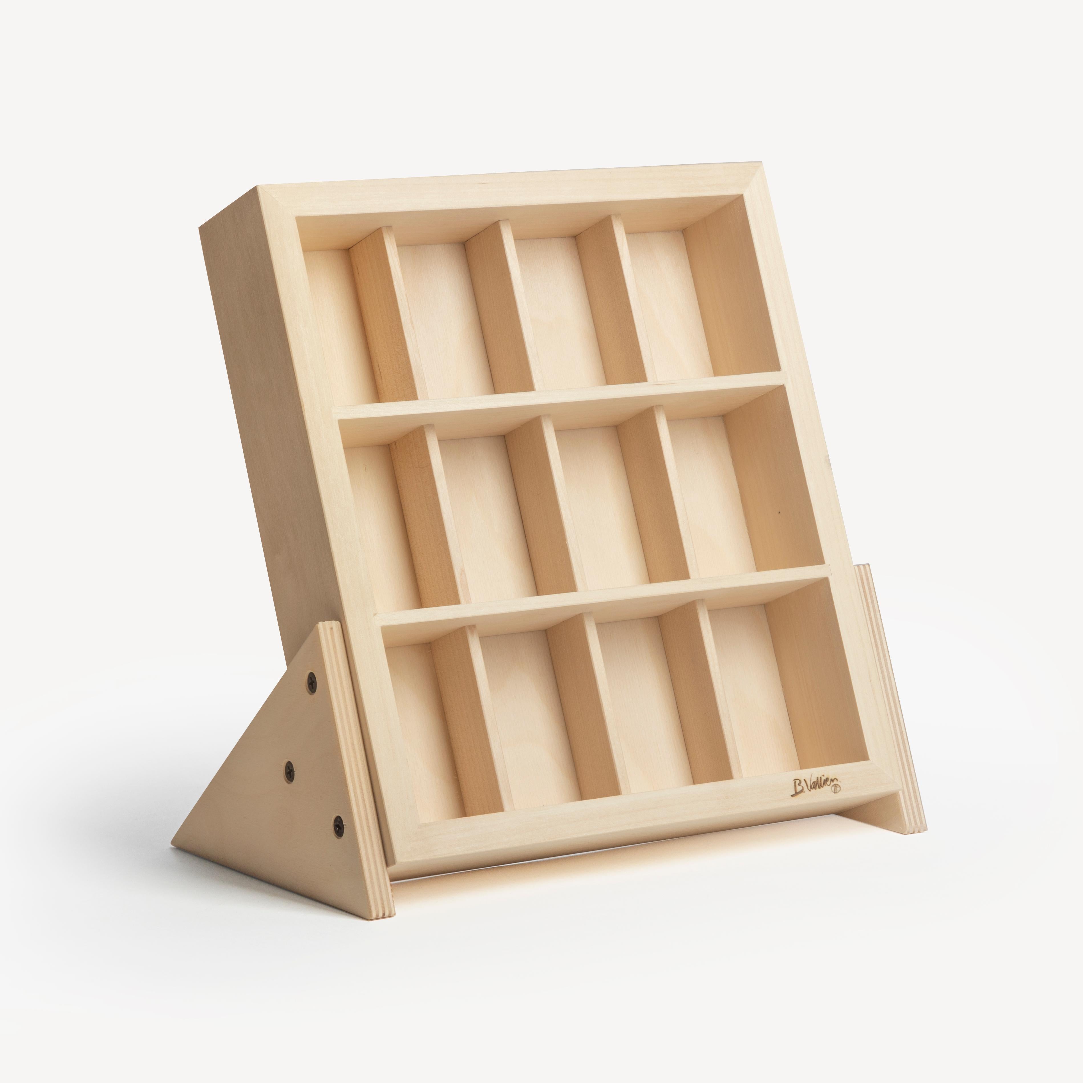 Il famoso artista del vetro Bertil Vallien ha progettato uno stand per la sua collezione Brains, che ha spazio per 12 oggetti - l'oggetto ideale per tutti i collezionisti. Il pezzo è in legno di betulla non rifinito, realizzato a mano da un ebanista