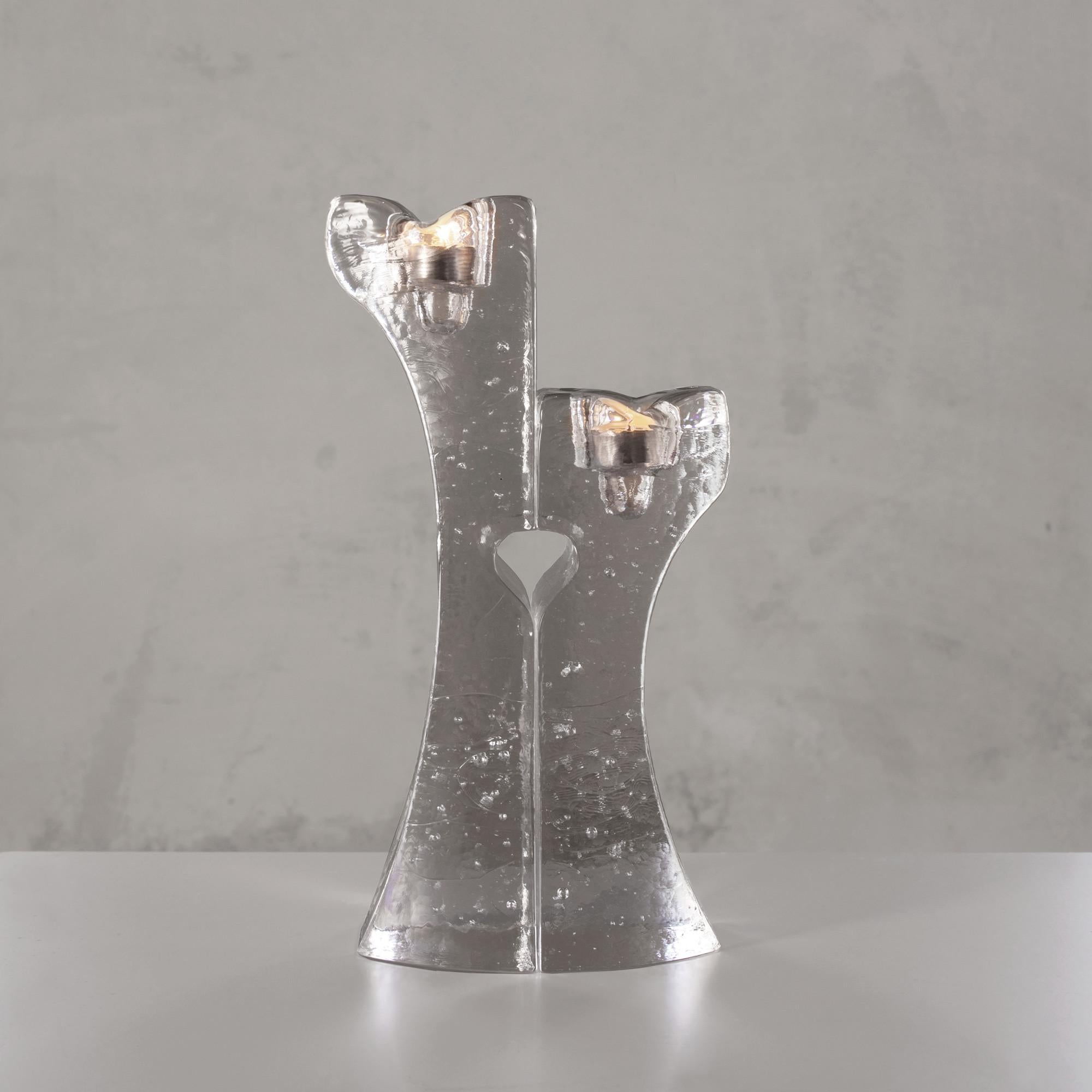 Stay connected with your inner self, and create a cozy mood with this candlestick holder from Kosta Boda. Connect consists of two separate candle holders that forms a heart in the middle when put together. It's a cool item that makes a perfect gift