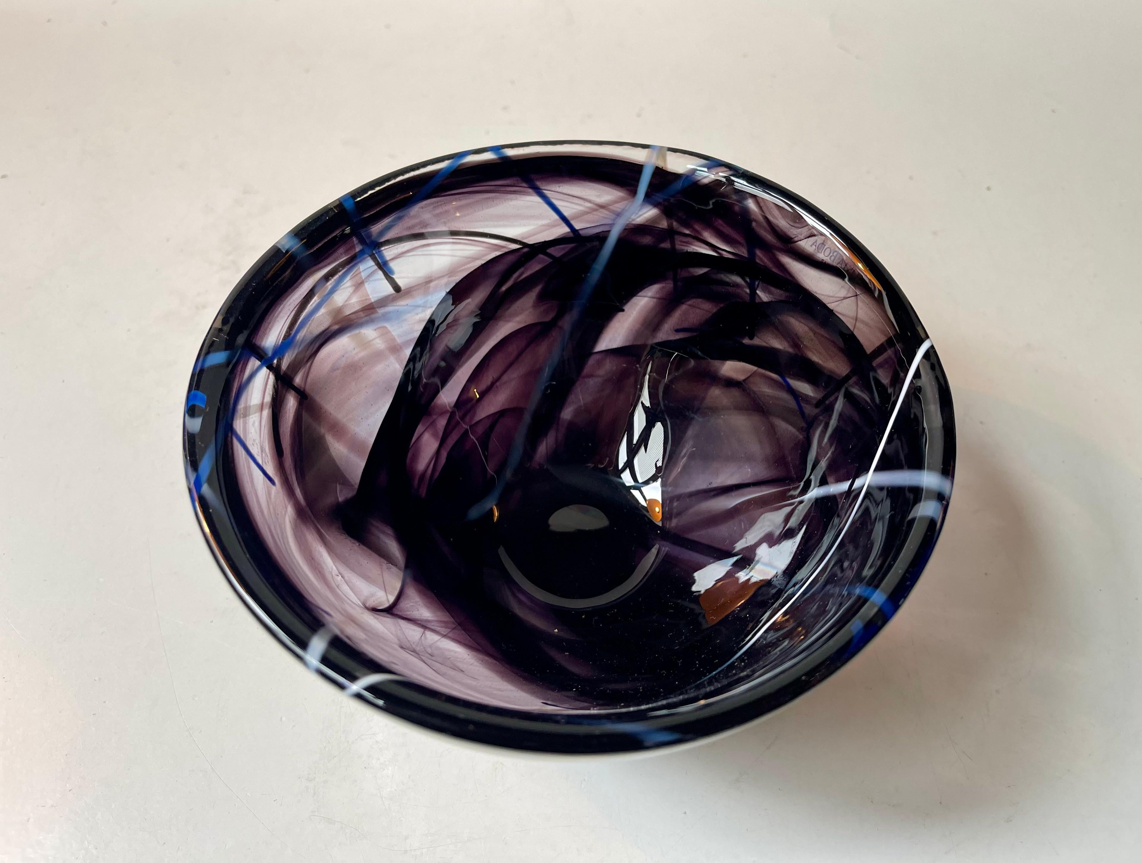 Stilvolle serielle Kunstglasschale der schwedischen Designerin Anna Ehrner. Hergestellt in Kosta Boda in den 1990er Jahren. 

Sehr gut gepflegt. Intakt und sauber. 

Abmessungen: Durchmesser: 16 cm, Höhe: 8,5 cm.