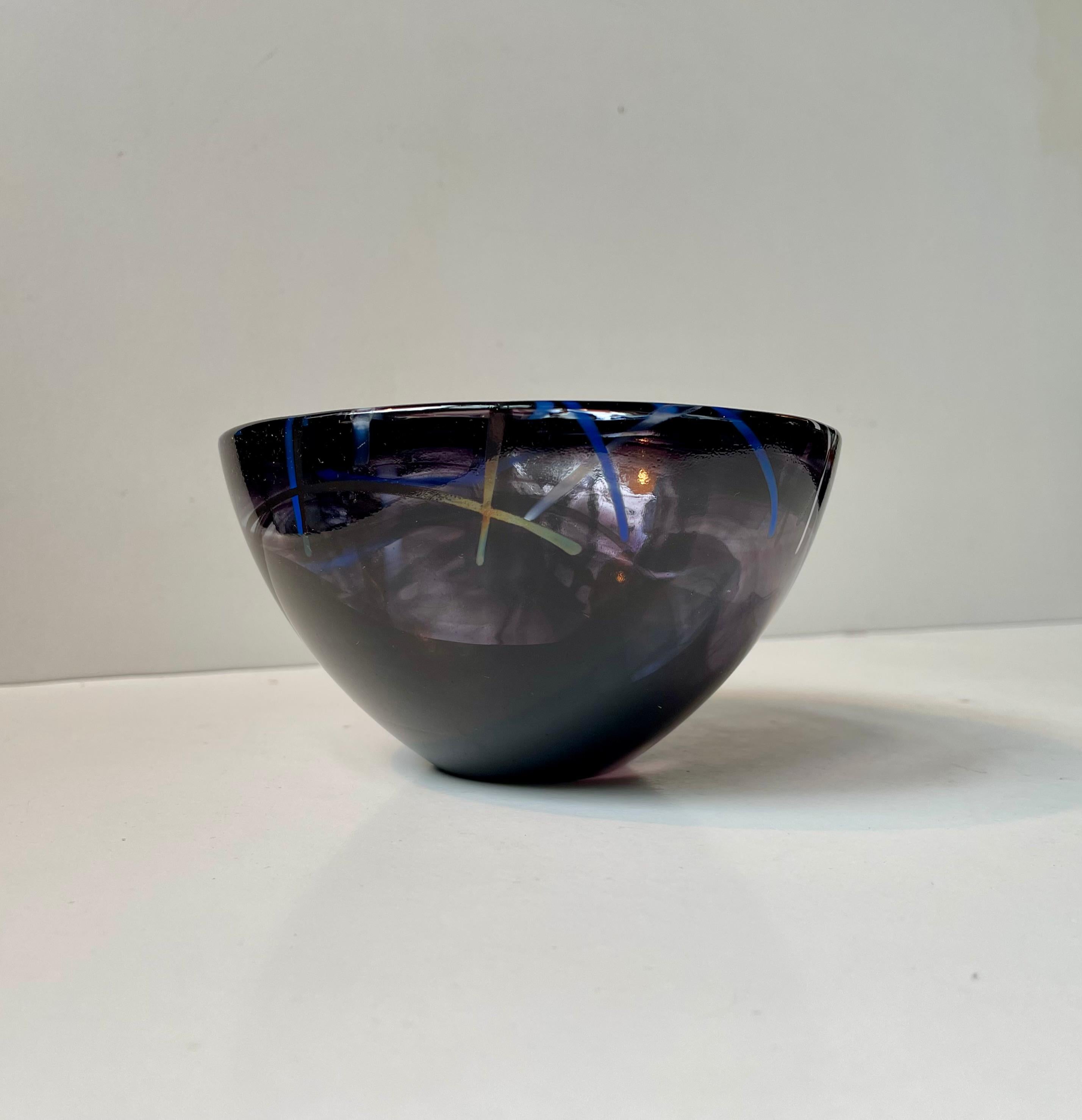 Kosta Boda Schale aus kontrastierendem Kunstglas von Anna Ehrner (Schwedisch) im Angebot