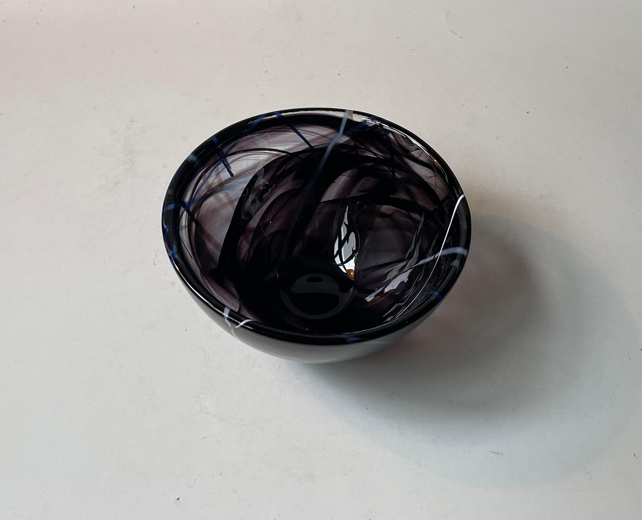 Kosta Boda Schale aus kontrastierendem Kunstglas von Anna Ehrner (Ende des 20. Jahrhunderts) im Angebot