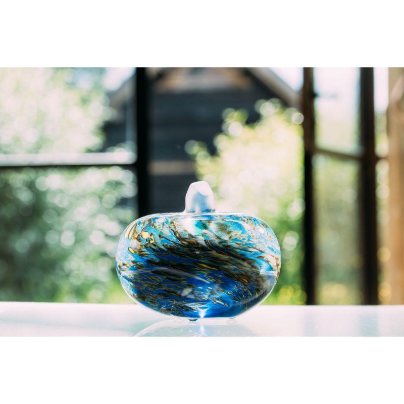 With Earth My Universe, the renowned glass artist Bertil Vallien has created a miniature world inspired by our place on the planet. The object has a merge of color variations, resembling the earth seen from space, with a sandblasted house at the