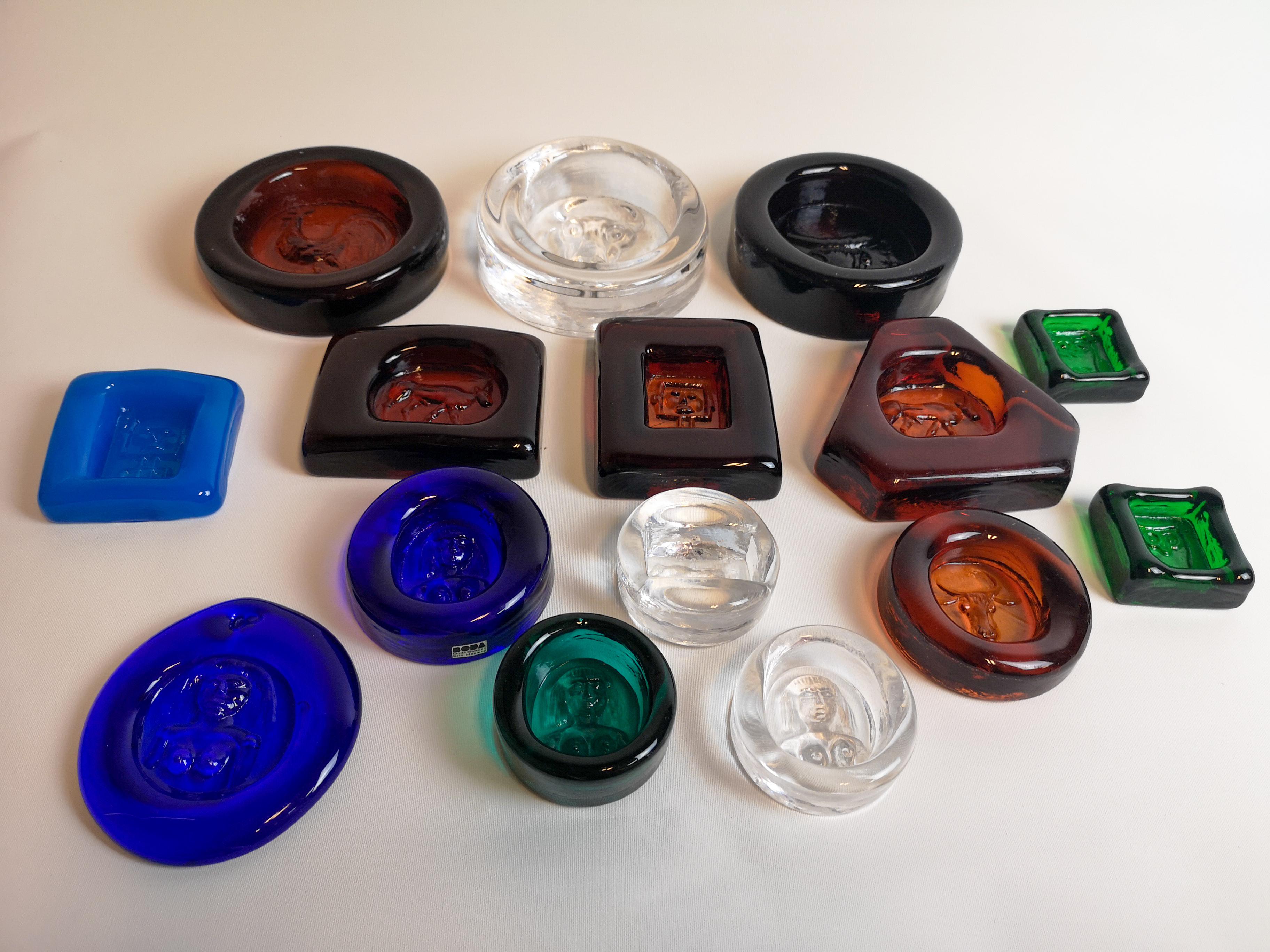 This collection containing fifteen pieces of art glass pieces was manufactured at Boda and designed by Erik Höglund in Sweden during 1960-1970s.
The color varies as well as the shape and size.

Good condition

Measures: The larges D 13, H 4 cm,