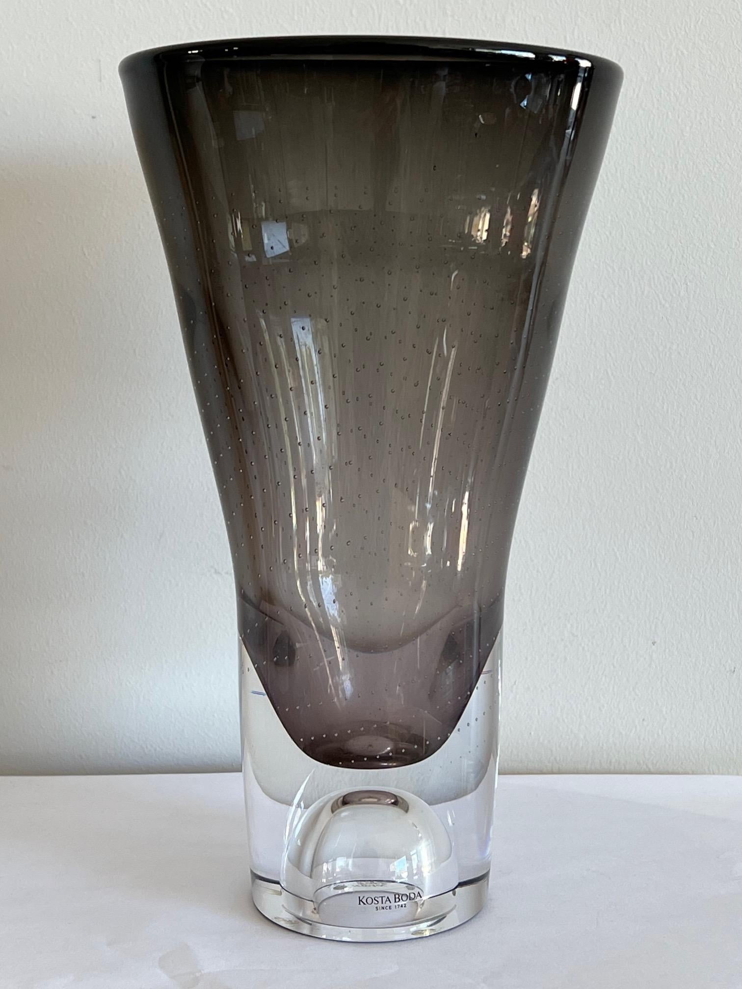 Magnifique vase en verre conçu par Goran Warff pour Kosat Boda. technique de bulles contrôlées, contrastant avec la base creusée transparente et le plateau typiquement scandinave fumé/gris.