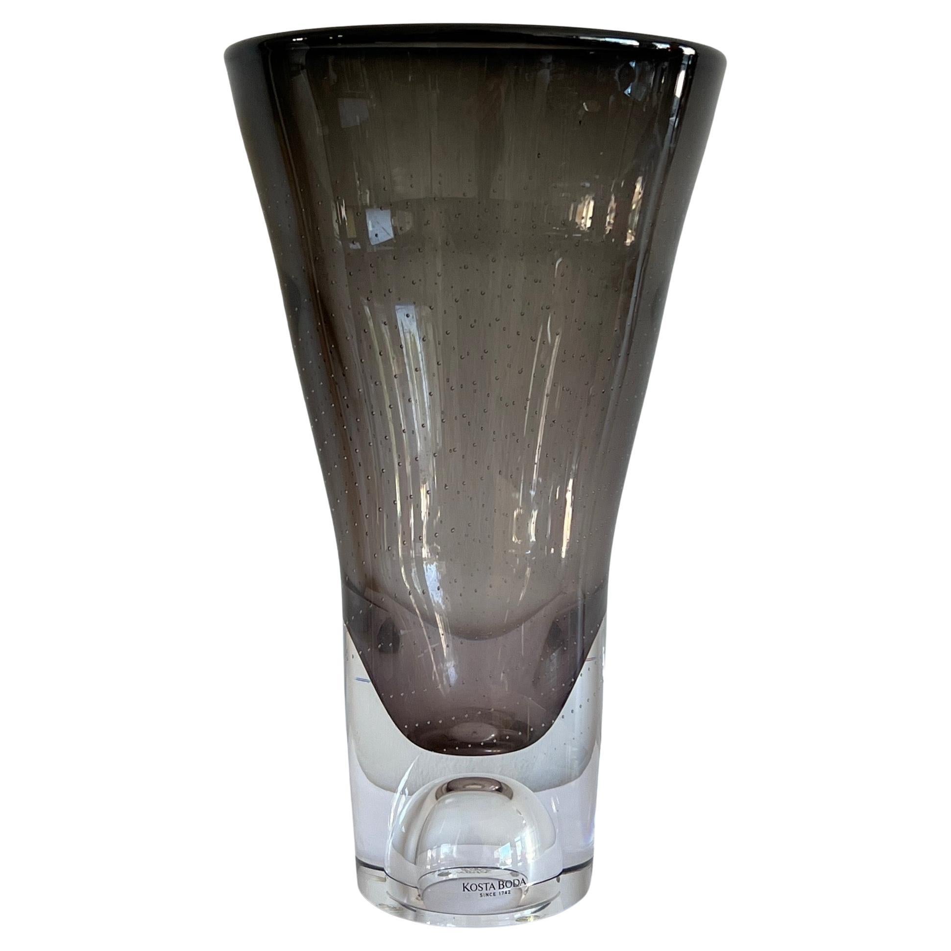Vase en verre Kosta Boda de Goran Warff en vente
