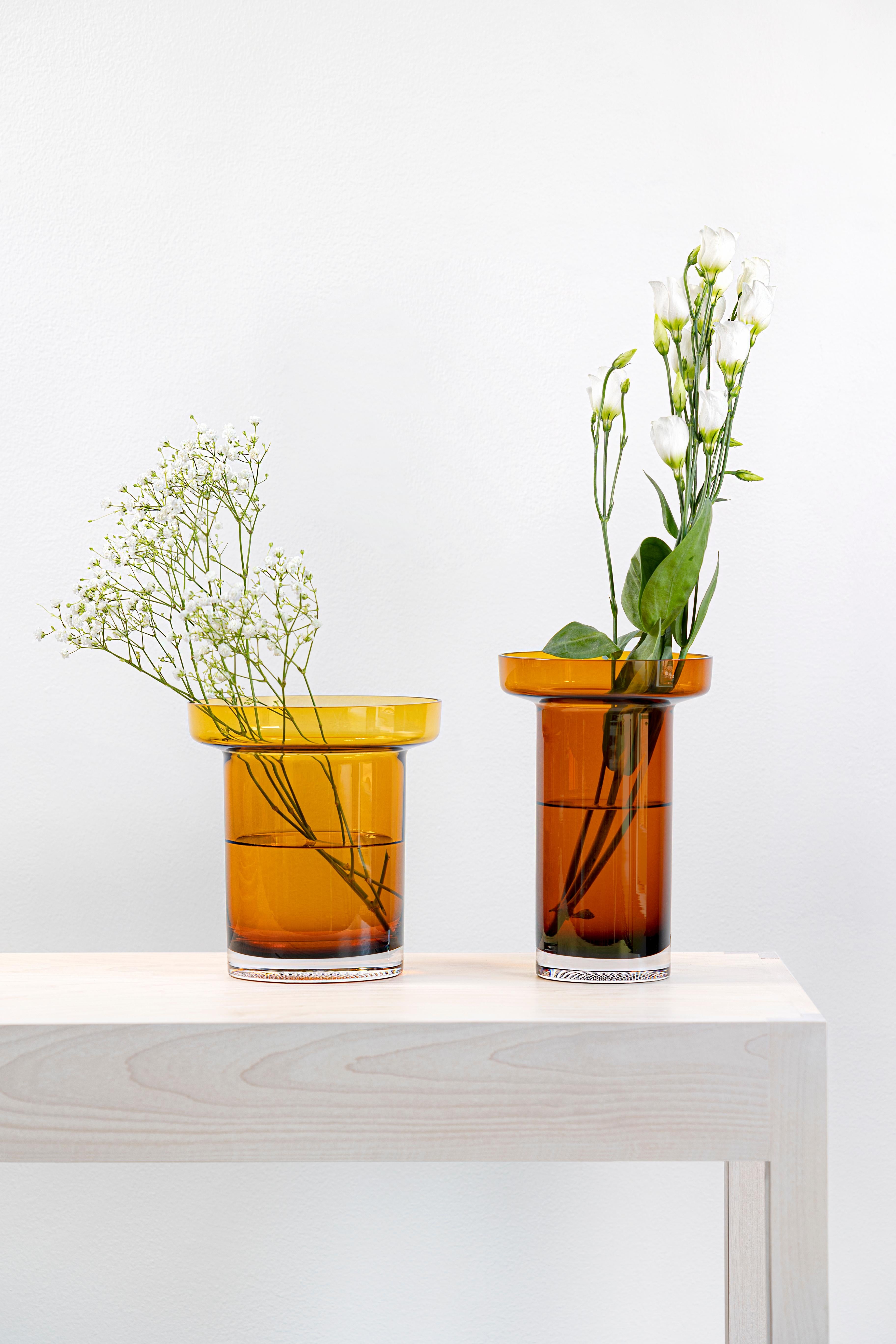 Il vaso alto Limelight ha un colletto che incornicia e mette in risalto qualsiasi bouquet e la sua forma lo rende ideale per i fiori a gambo lungo. Come tutti gli articoli della collezione Limelight di Kosta Boda, questo vaso ha la caratteristica