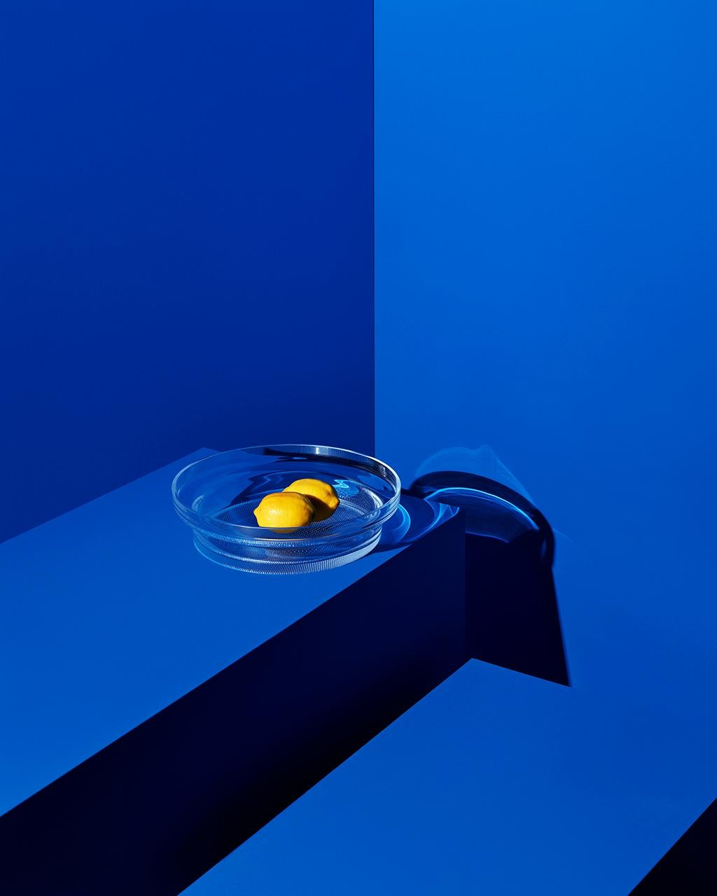 Come tutti gli articoli della collezione Limelight, questo piatto ha la caratteristica base strutturata che riflette otticamente la luce. La ciotola è un ottimo piatto da portata per frutta o insalata ed è anche fatta a mano. Tutti i pezzi della