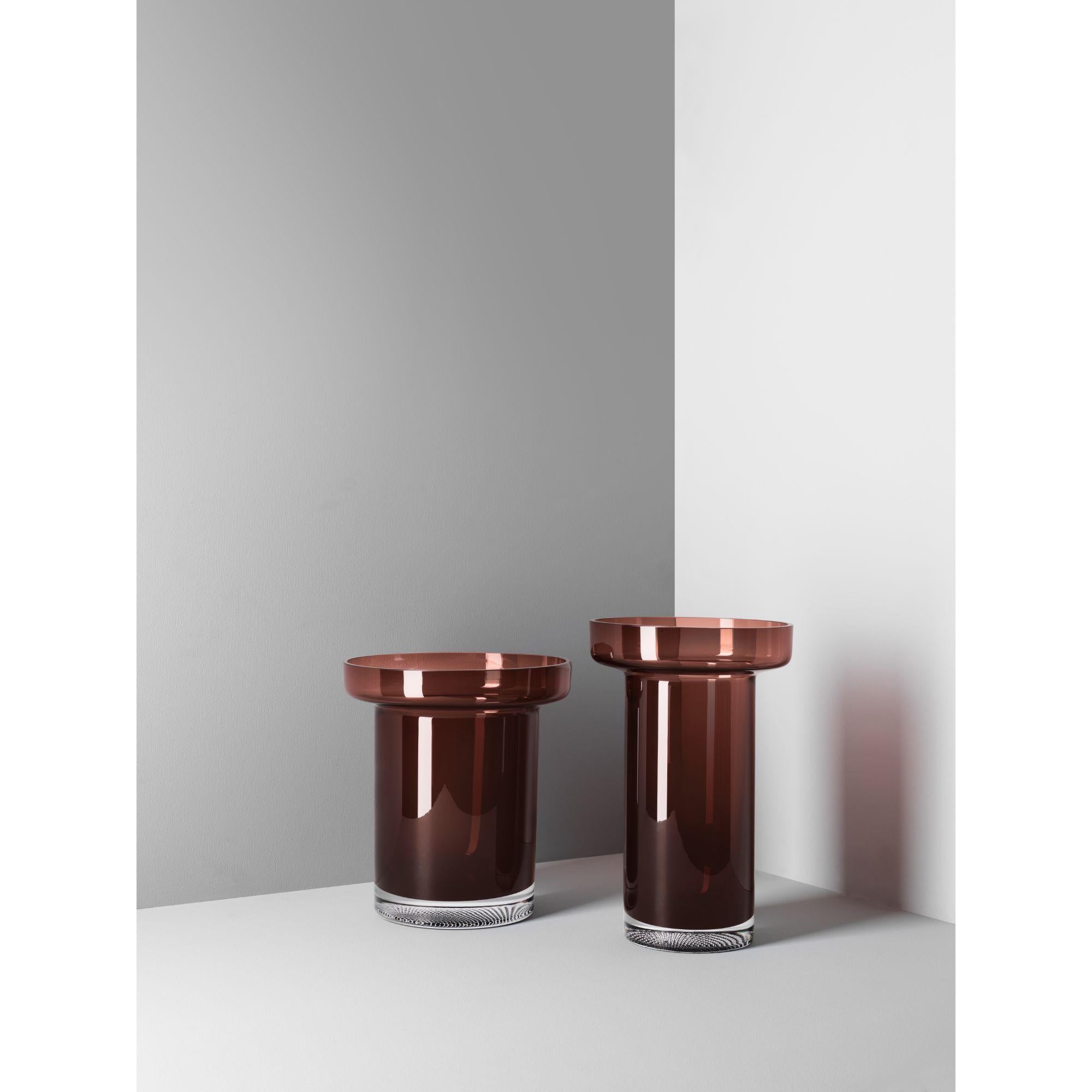 Il vaso alto Limelight ha un colletto che incornicia e mette in risalto qualsiasi bouquet e la sua forma lo rende ideale per i fiori a gambo lungo. Come tutti gli articoli della collezione Limelight di Kosta Boda, questo vaso ha la caratteristica