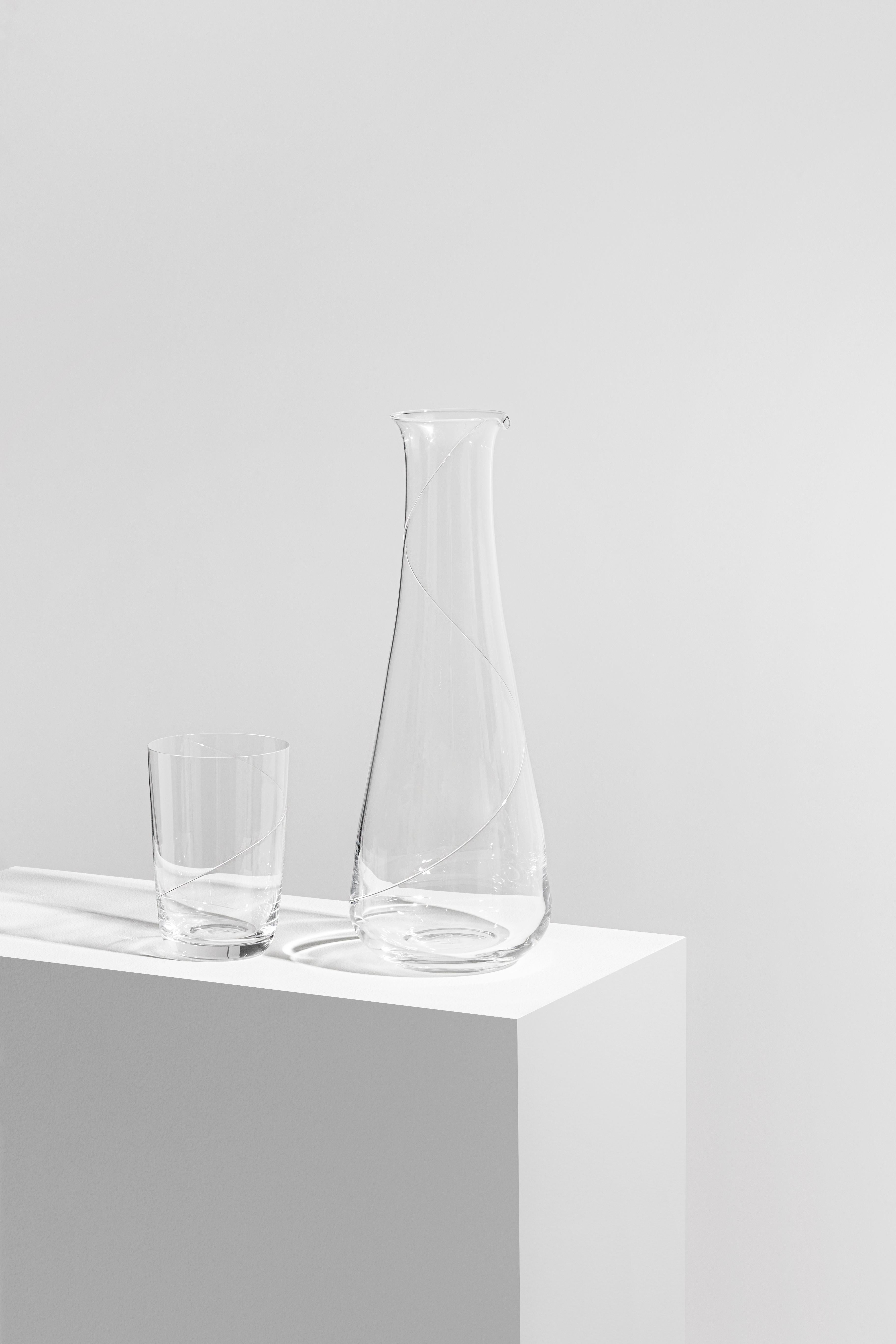 Line from Kosta Boda has been in production since 1982. The collection is unique, with a thread of spun glass applied on each product by hand – a symbol of high-quality Swedish craftsmanship from Kosta Glassworks. The mouth-blown carafe is an