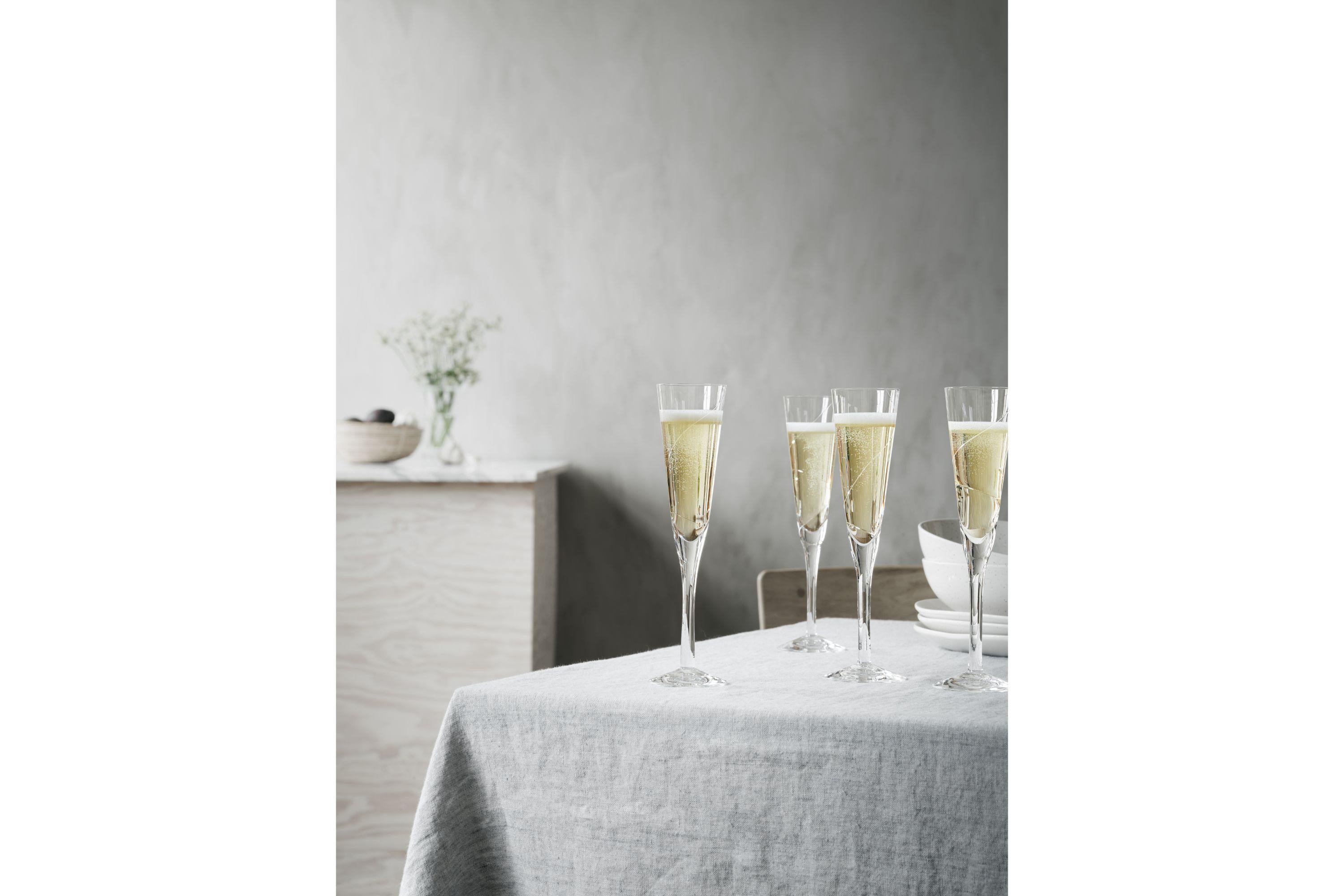 Line from Kosta Boda has been in production since 1982. The collection is unique, with a thread of spun glass applied on each product by hand – a symbol of high-quality Swedish craftsmanship from Kosta Glassworks. The mouth-blown champagne glass has