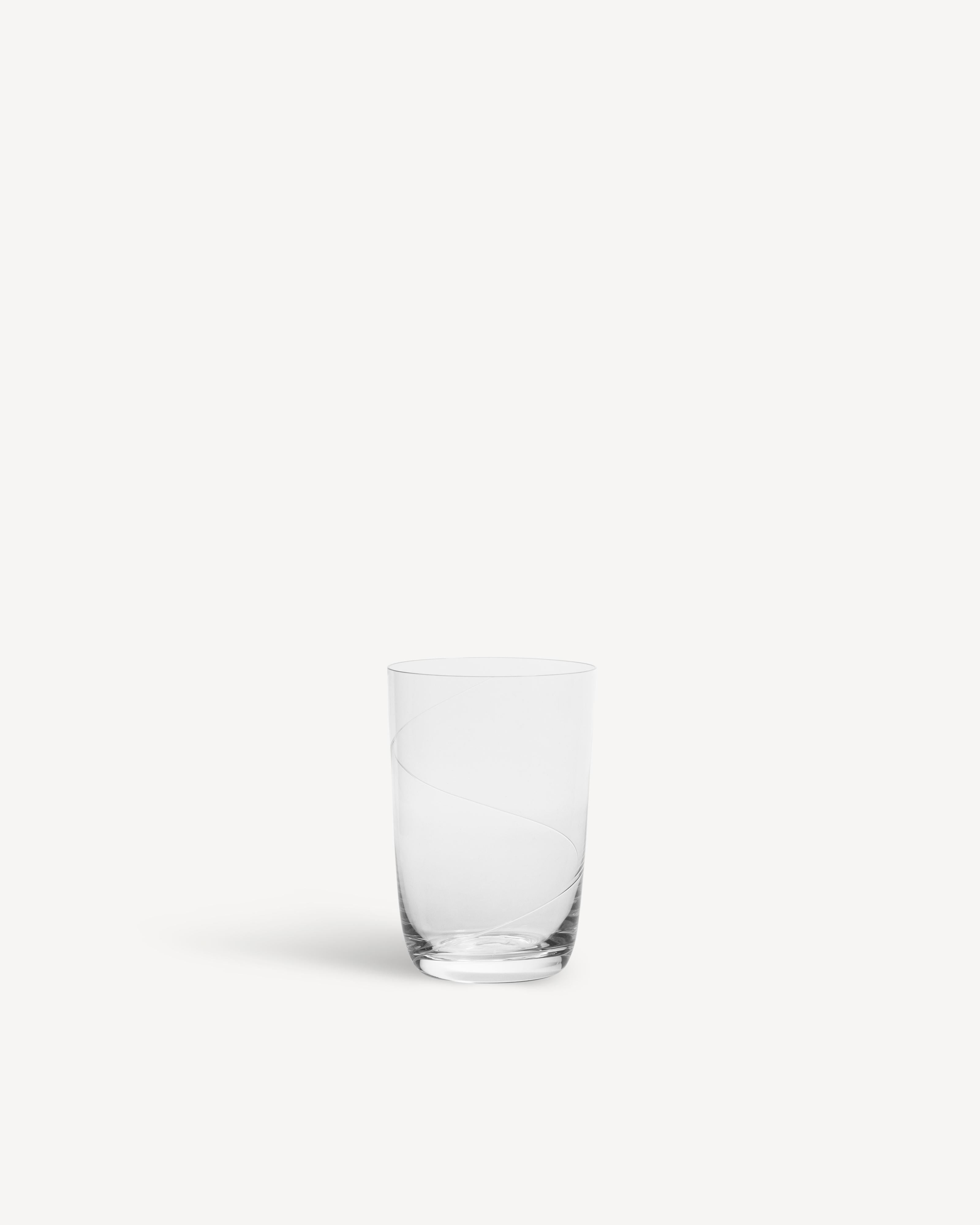 Line from Kosta Boda has been in production since 1982. The collection is unique, with a thread of spun glass applied on each product by hand – a symbol of high-quality Swedish craftsmanship from Kosta Glassworks. The mouth-blown tumbler is ideal