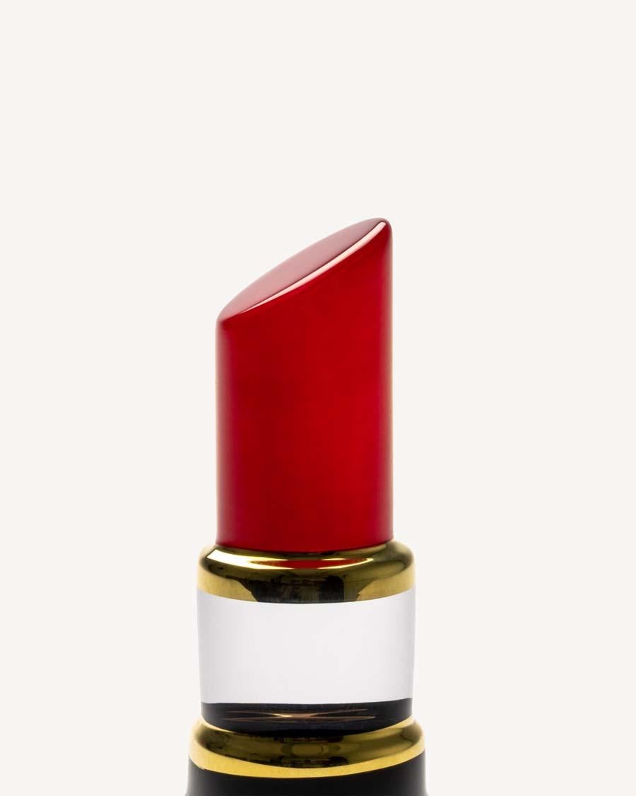 Secouez le tout avec Make Up ! Le rouge à lèvres de la collection de Kosta Boda, lancée pour la première fois en 2008, est une sculpture en verre pressé peinte à la main. À ses débuts, la collection est devenue une déclaration politique et