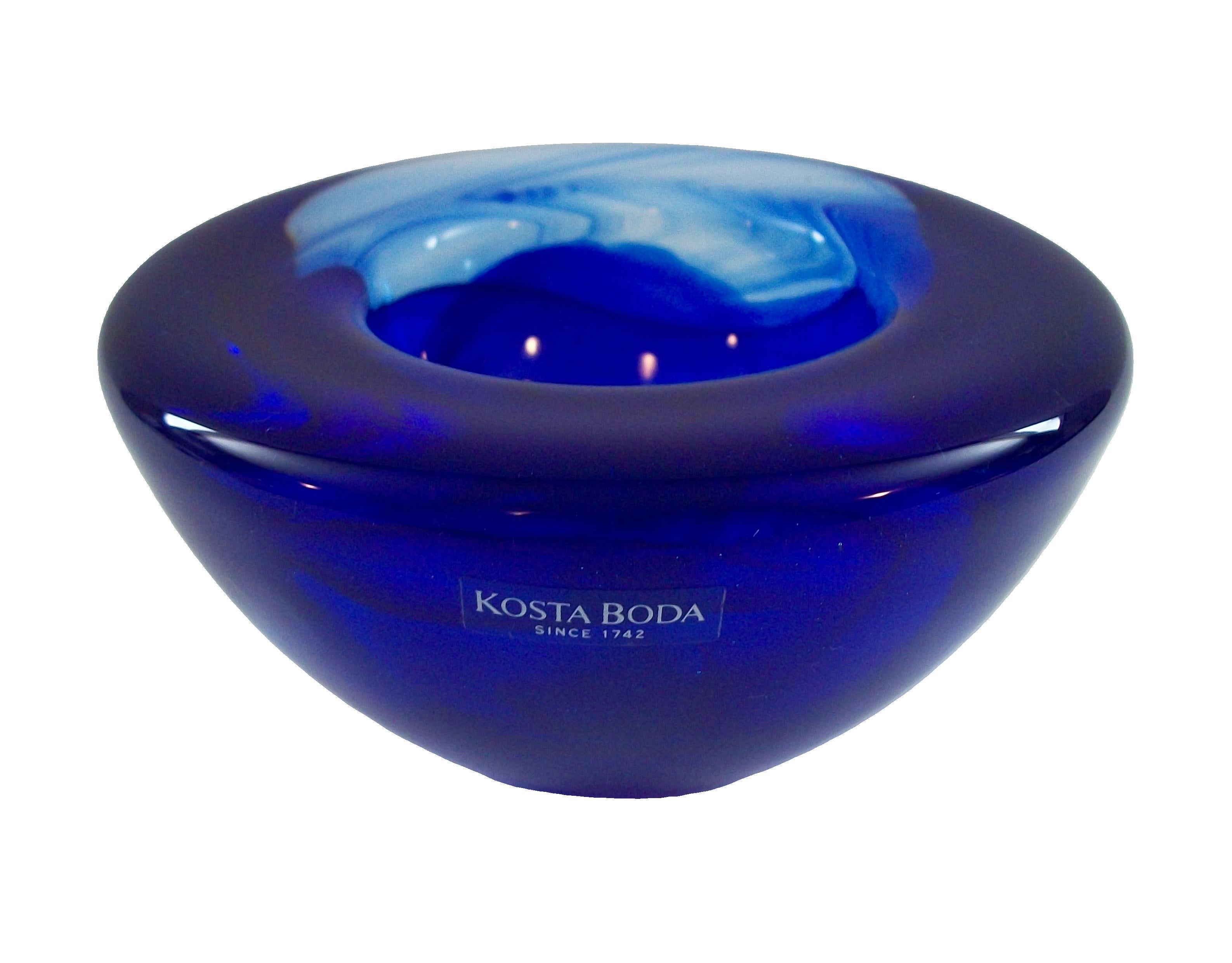 KOSTA BODA - Mid Century art glass bowl - featuring an abstract mix of blue and clear glass - flat polished base and pontil - signed with original label at rim - Sweden - circa 1980's.

Excellent vintage condition - no loss - no damage - no