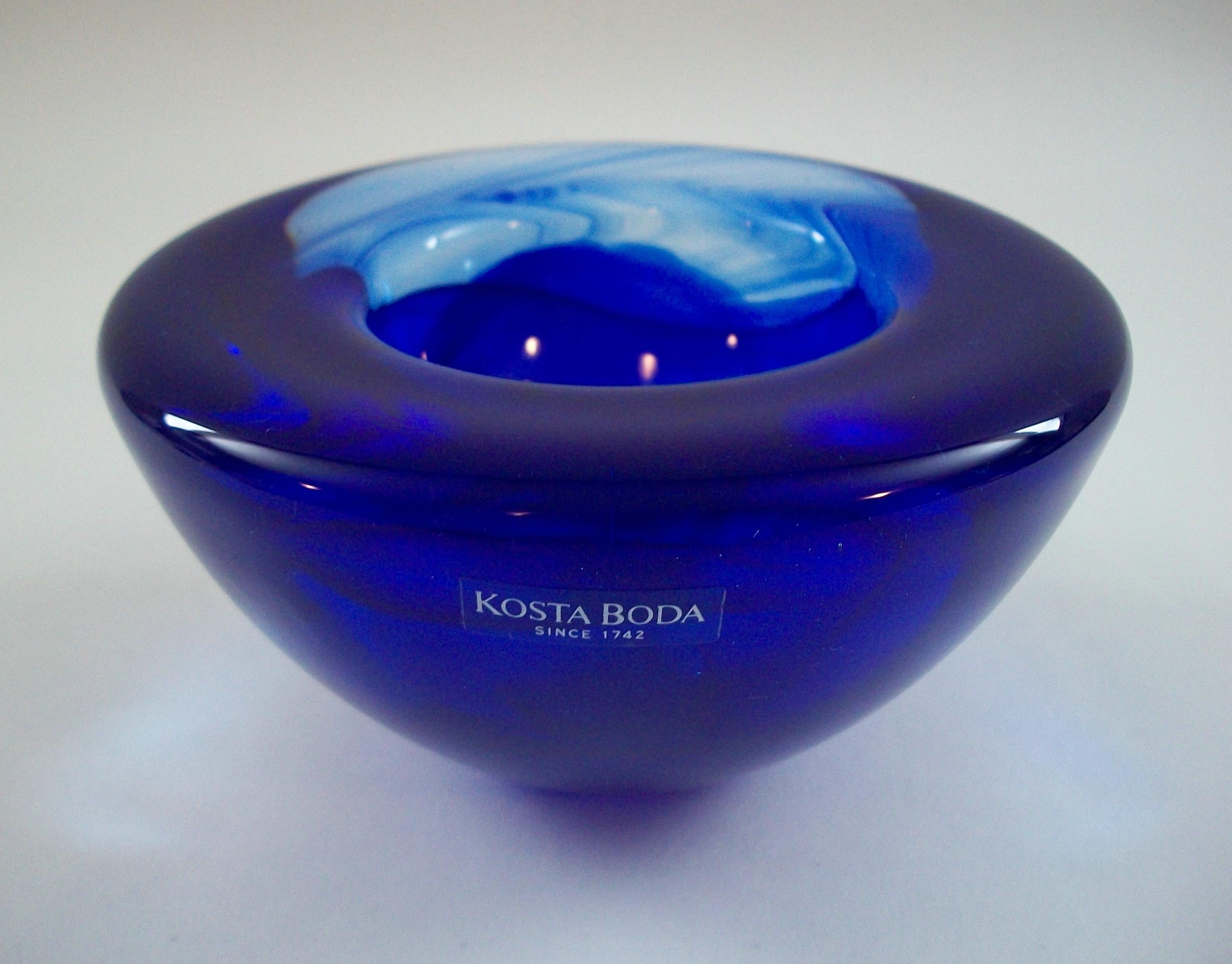 KOSTA BODA - Mid Century Art Glass Bowl - Sweden - Circa 1980's In Good Condition For Sale In Chatham, ON