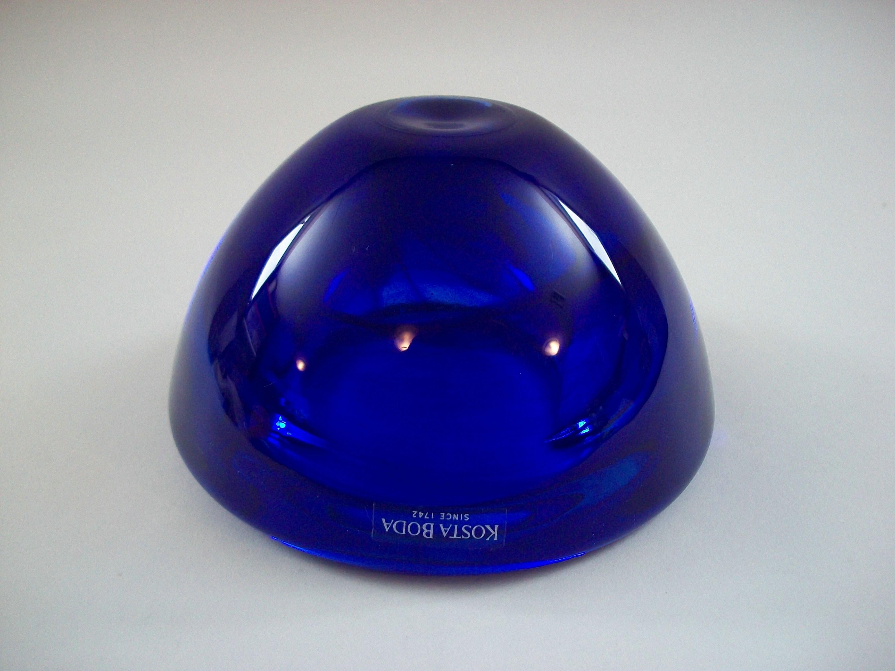 KOSTA BODA - Mid Century Art Glass Bowl - Sweden - Circa 1980's For Sale 3