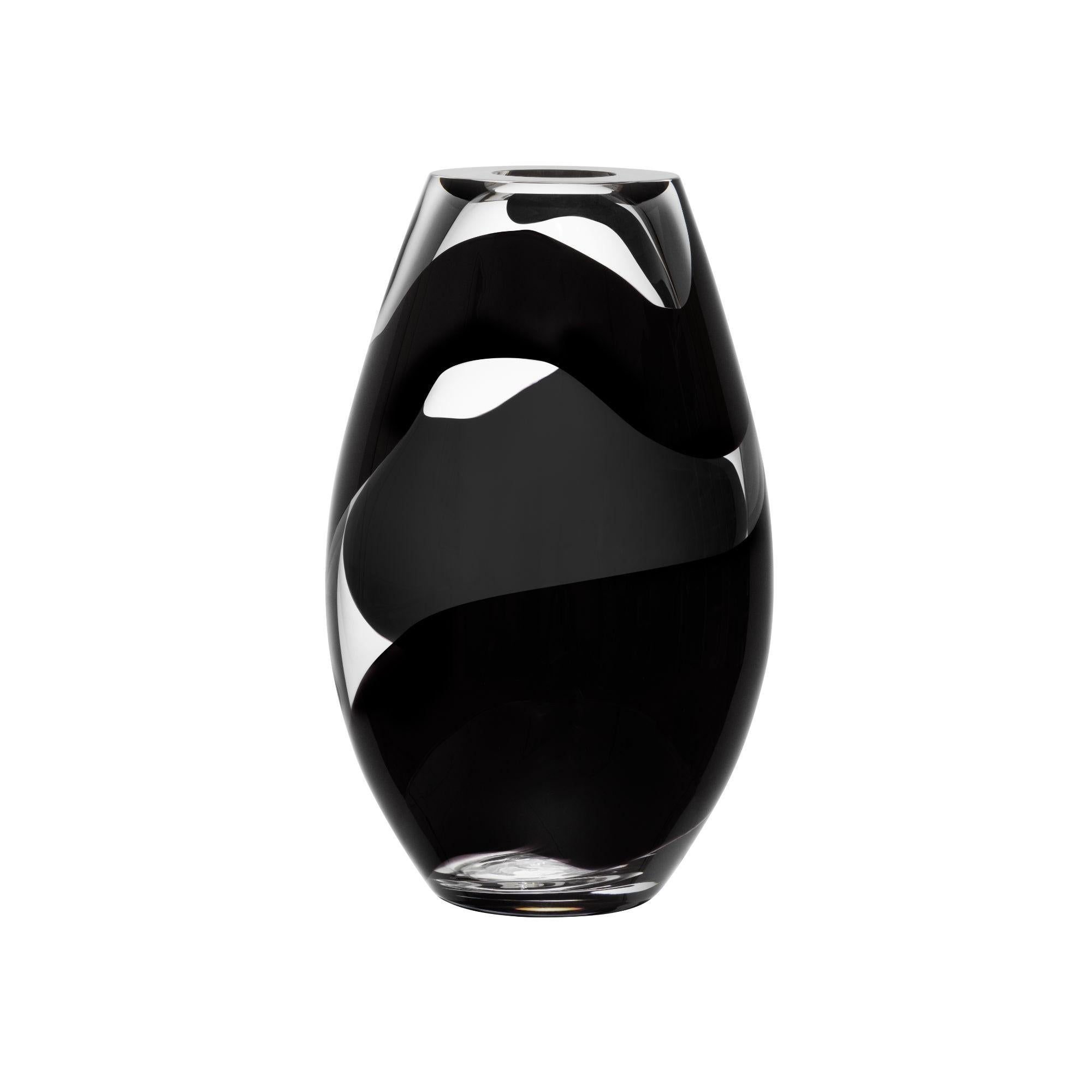 The Non Stop vase has a wrap-around black pattern that results in a graphic, vibrant finish. Let’s not ever stop loving great design. Either leave it be or fill it with your favorite flowers. The vase is mouth-blown at Kosta Glassworks in Sweden.