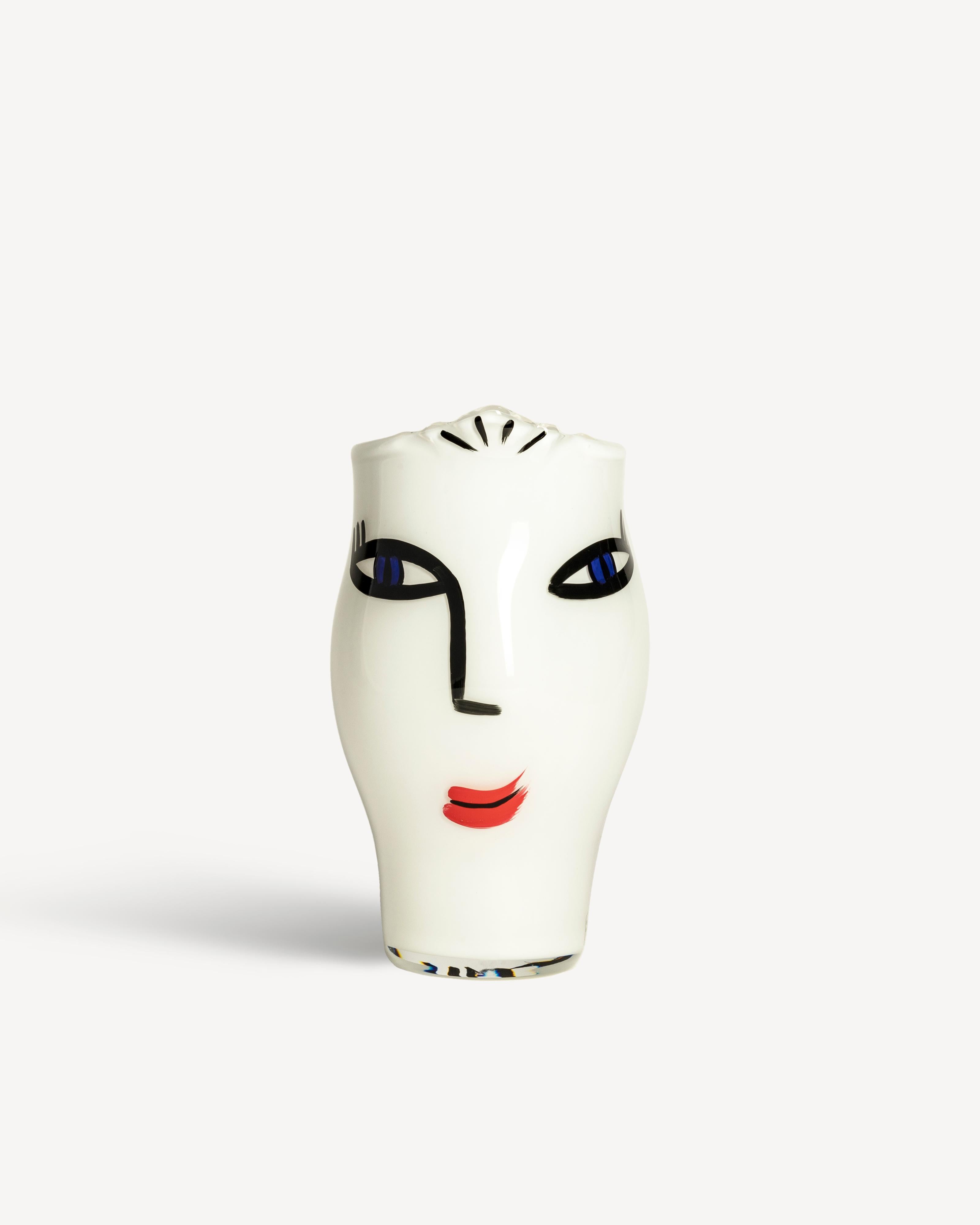 Il vaso Open Minds di Kosta Boda è decorato con pennellate dipinte a mano e soffiato a bocca a Kosta, in Svezia. Il vaso è decorativo da solo o è fantastico con un bouquet dei tuoi fiori preferiti. Design di Ulrica Hydman-Vallien. 

Curiosità: