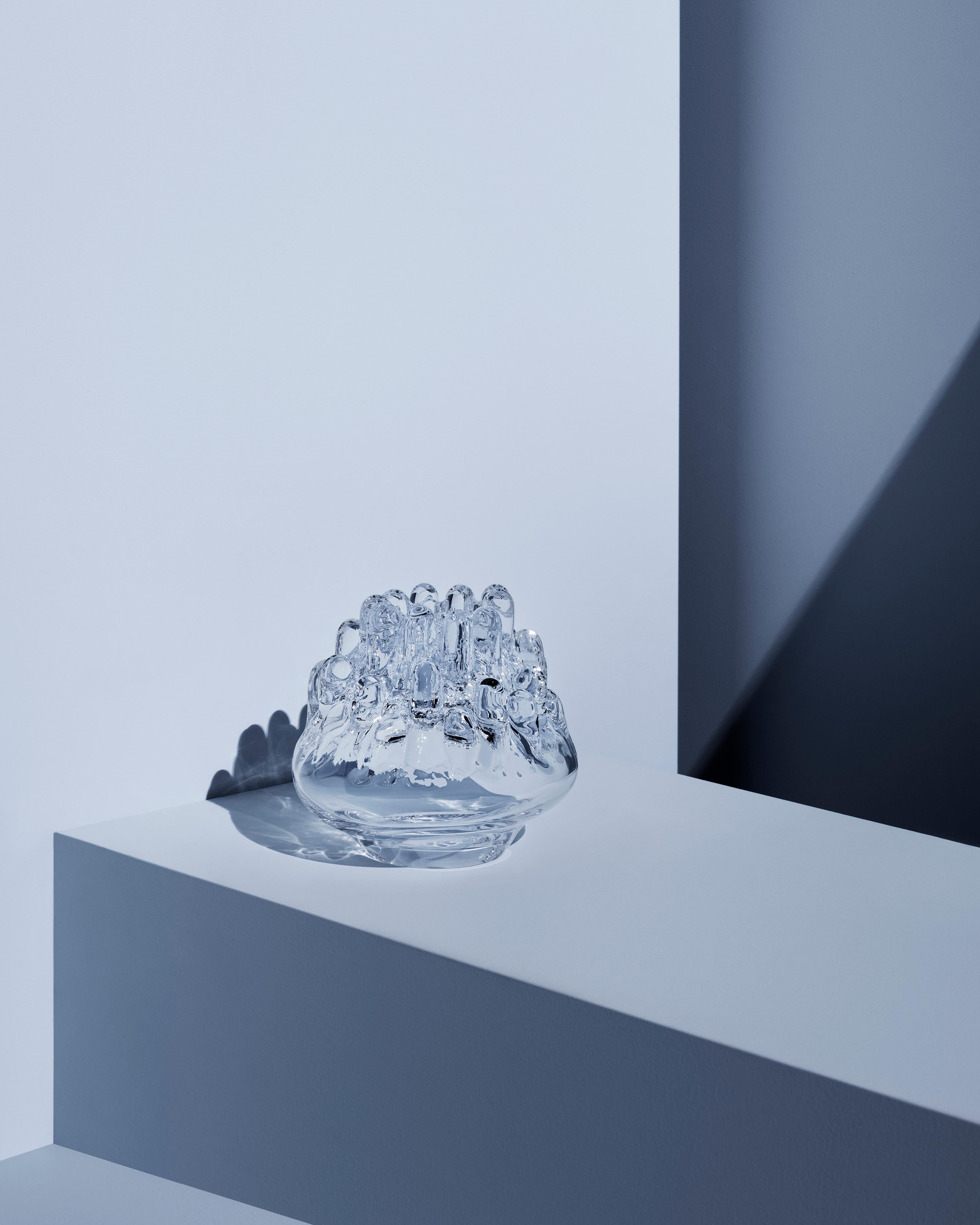 Cadeau unique offert par la Suède à l'Opéra de Sydney (Trueing Nature), Polar de Kosta Boda est né de l'amour de la lumière, de la nature et de la glace. C'est un bougeoir, mais c'est aussi une sculpture en verre et un bel objet de design. Ce