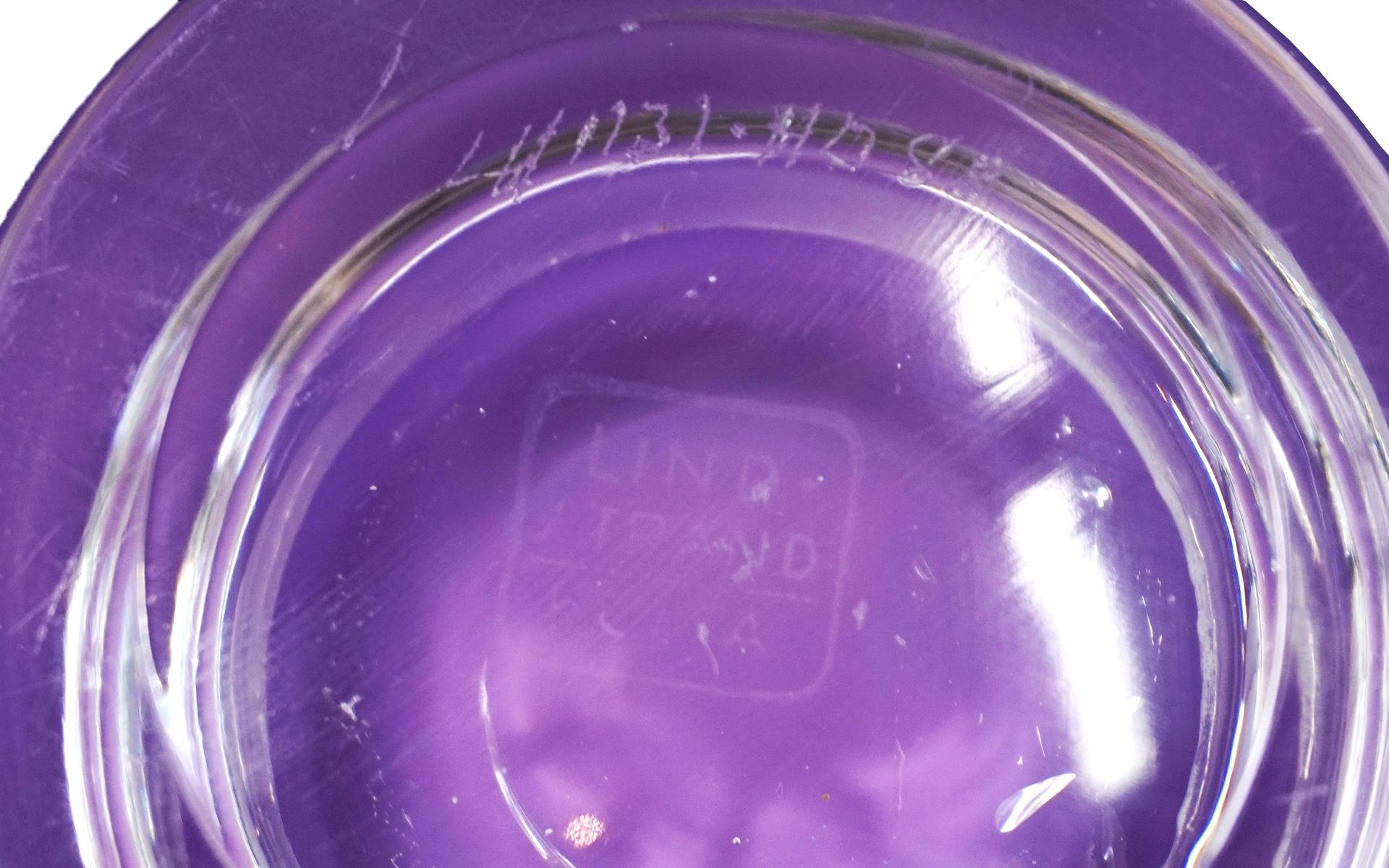 Metà XX secolo Vaso in vetro artistico viola e trasparente Kosta Boda di Vicke Linstrand, firmato e numerato in vendita