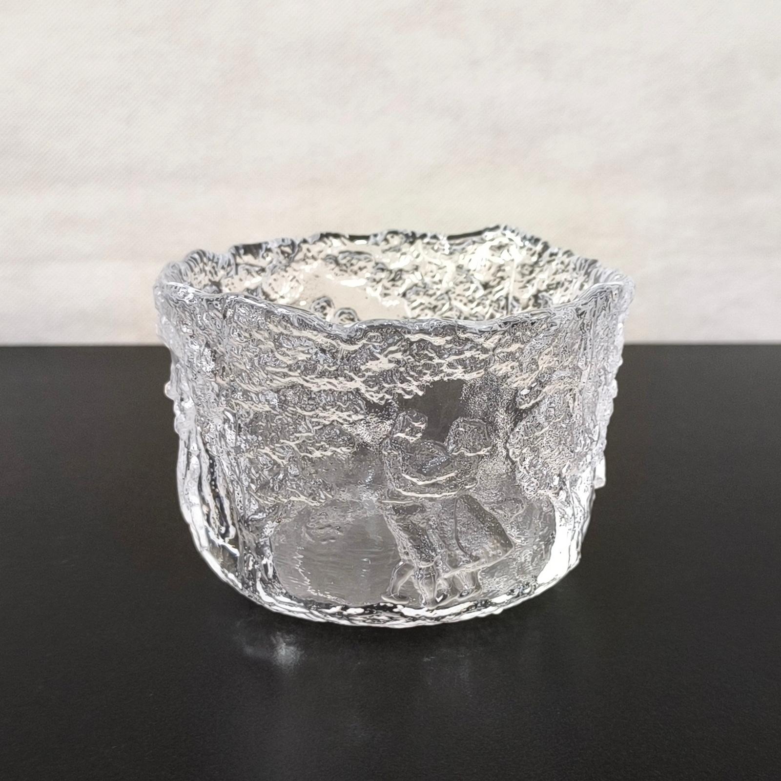 Celebra el romanticismo y el arte del diseño escandinavo con este cuenco de cristal Kosta Boda 