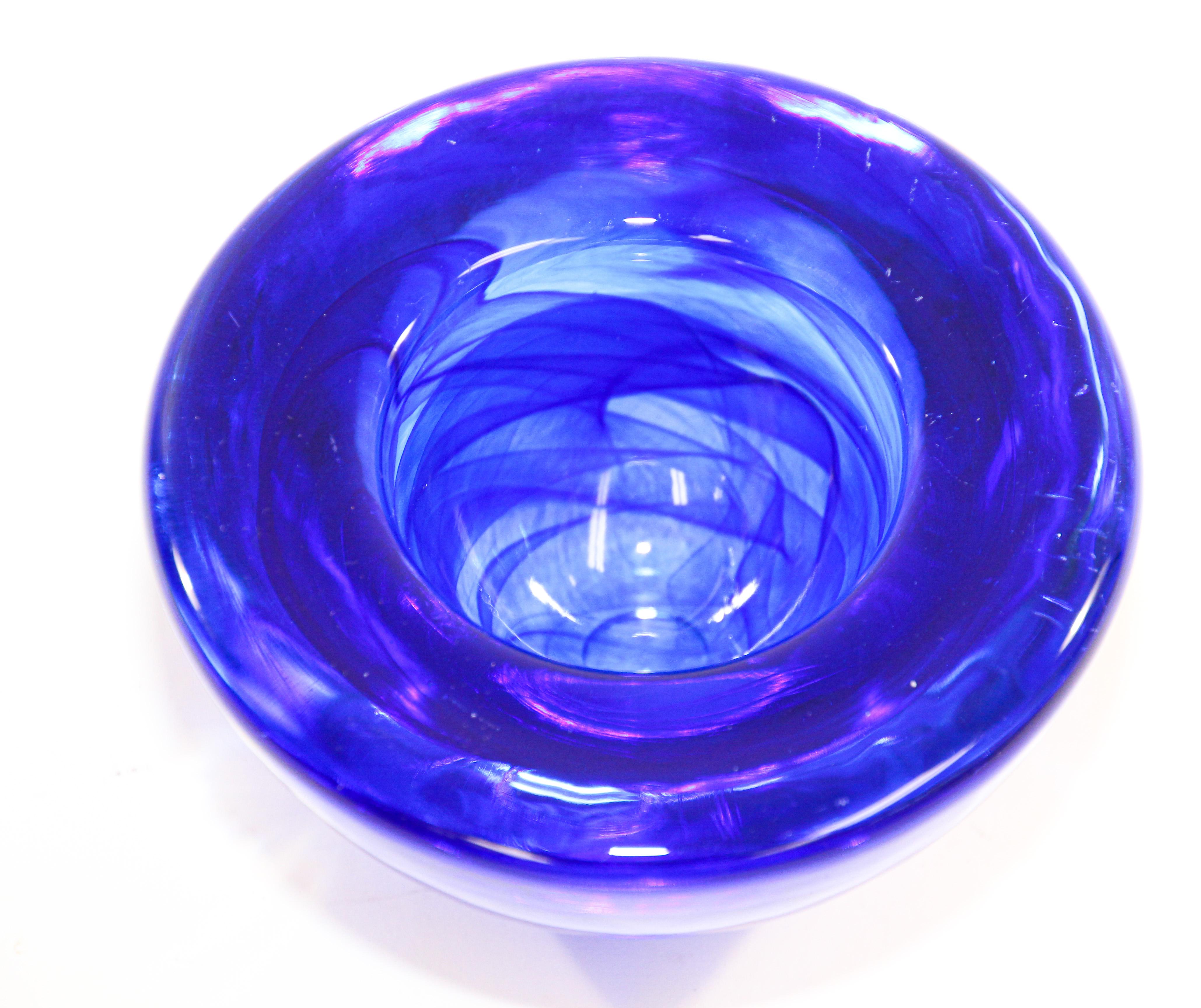 Portavelas de cristal azul real Kosta Boda de Anna Ehrner, años 90 Hecho a mano en venta