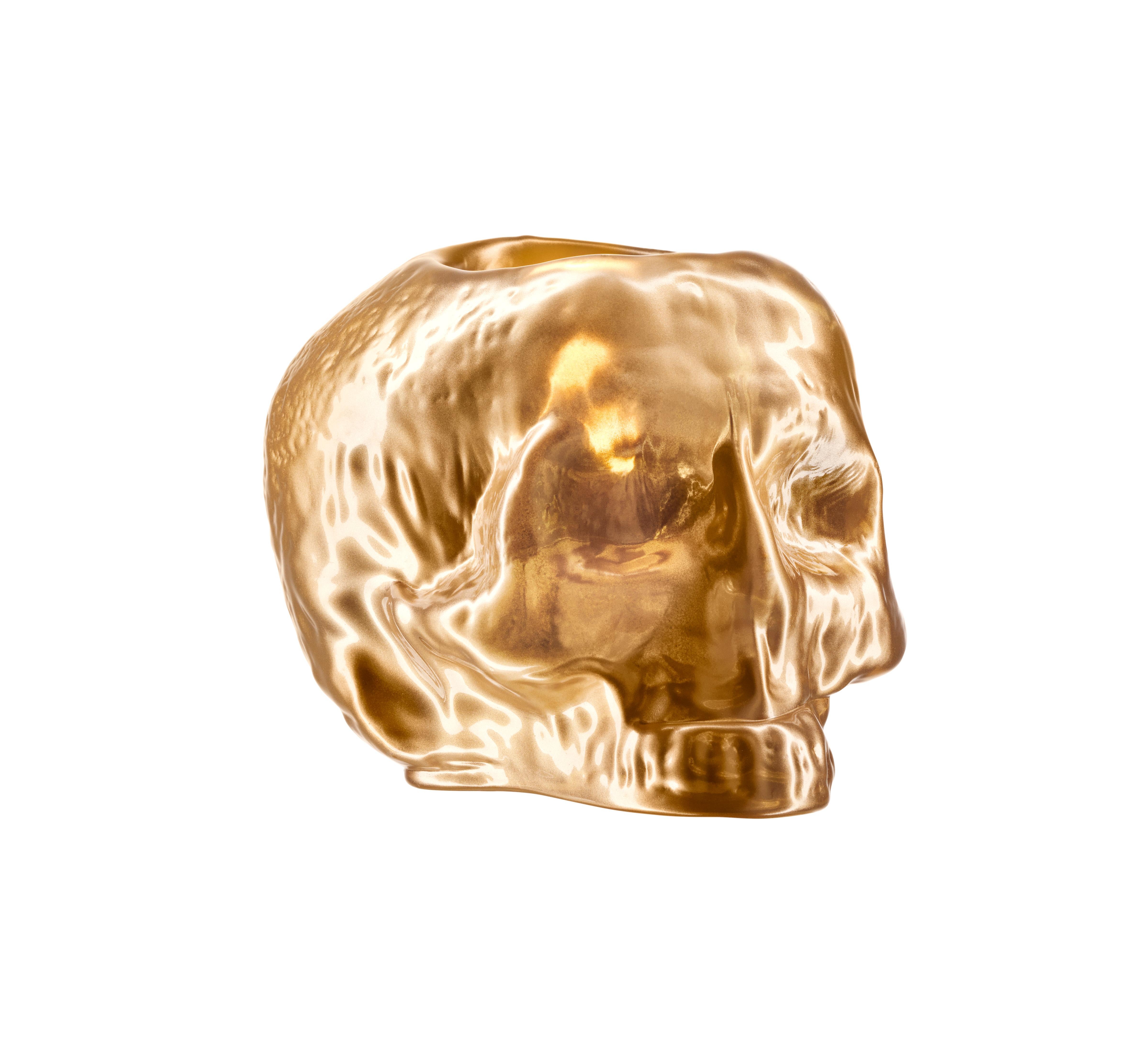 ¡Qué idea tan brillante! El Portavelas Bodegón es un portavelas chulo con forma de calavera disponible en distintos colores. Ilumina tu casa con tus favoritos de Kosta Boda. Ser o no ser, ésa es la cuestión. Diseño de Ludvig Löfgren.