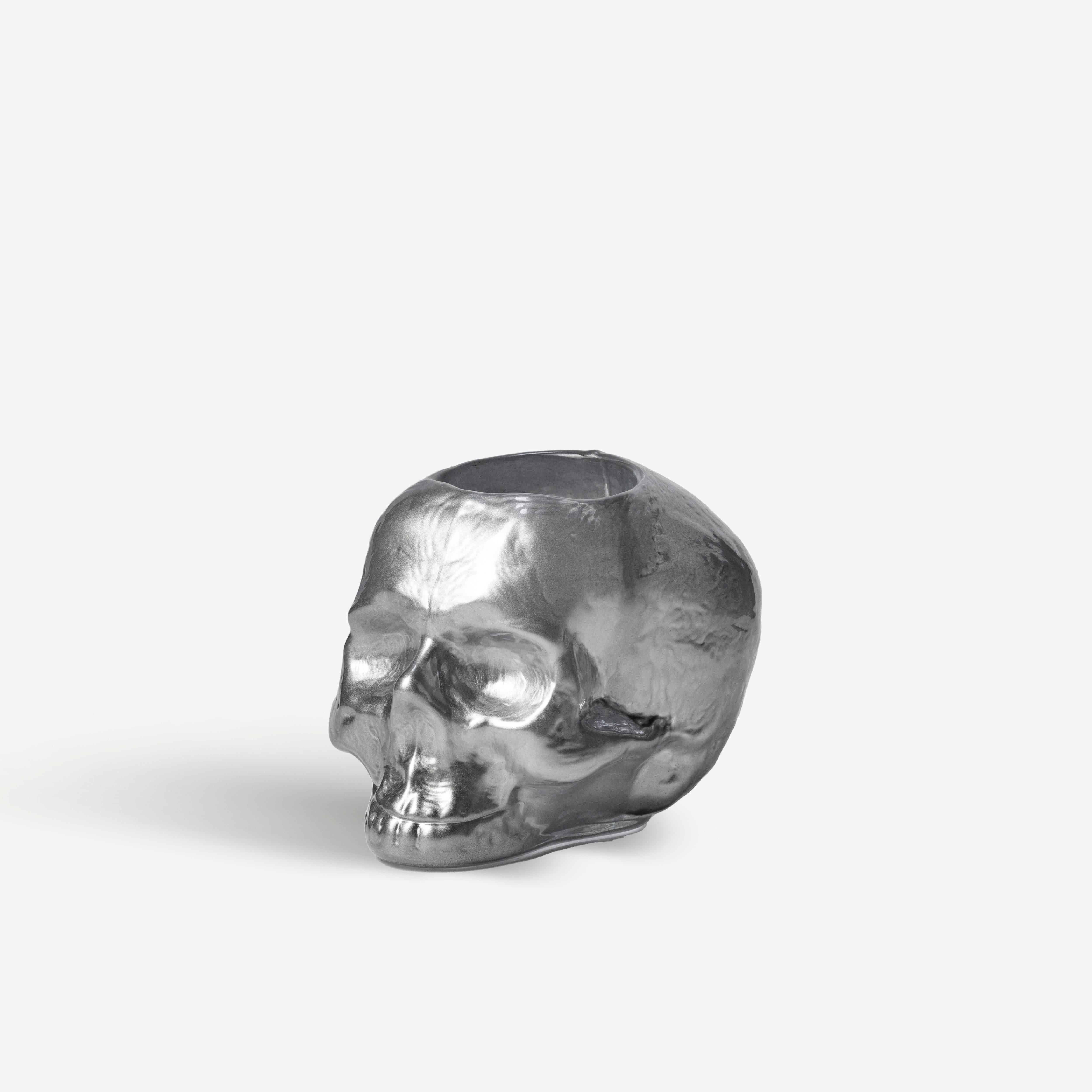What a bright idea! The Still Life votive is a cool, skull-shaped candle holder available in different colors. Light up your home with your favorite from Kosta Boda. To be or not to be, that's the question. Design by Ludvig Löfgren.