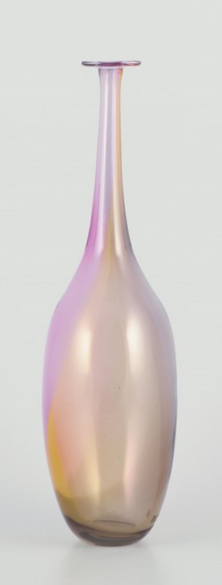 Kosta Boda, Svezia.  Grande vaso in vetro artistico dal collo sottile. 1980s In condizioni ottime in vendita a Copenhagen, DK