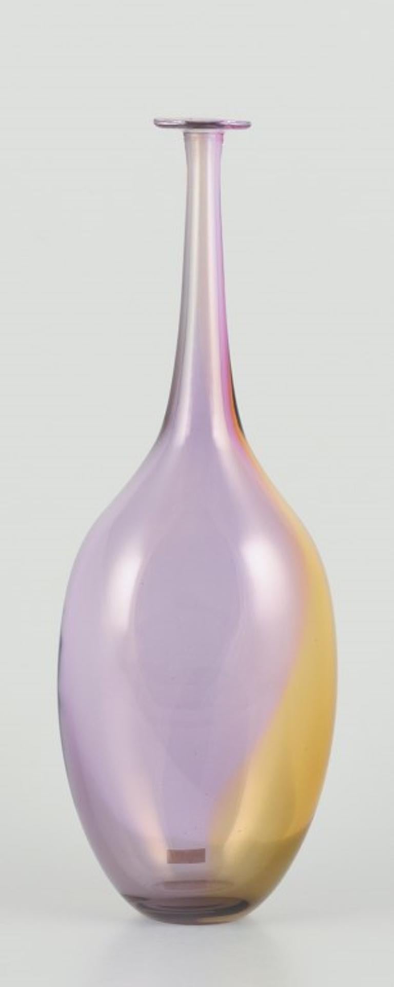 Fine XX secolo Kosta Boda, Svezia.  Grande vaso in vetro artistico dal collo sottile. 1980s in vendita